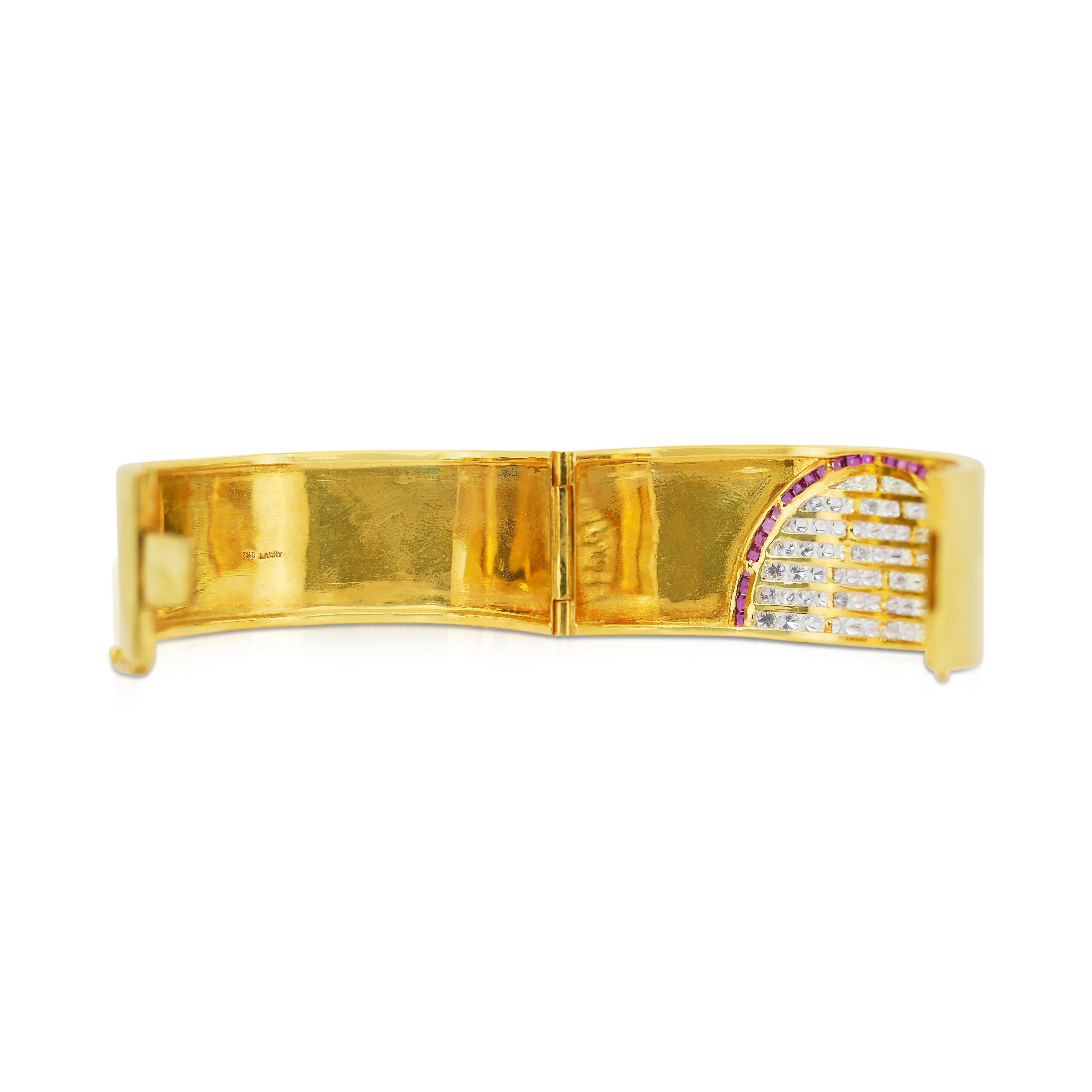 Exquisiter Armreif aus 18 Karat Gelbgold mit 6,70 Karat Diamanten und Rubinen - IGI-zertifiziert (Rundschliff) im Angebot
