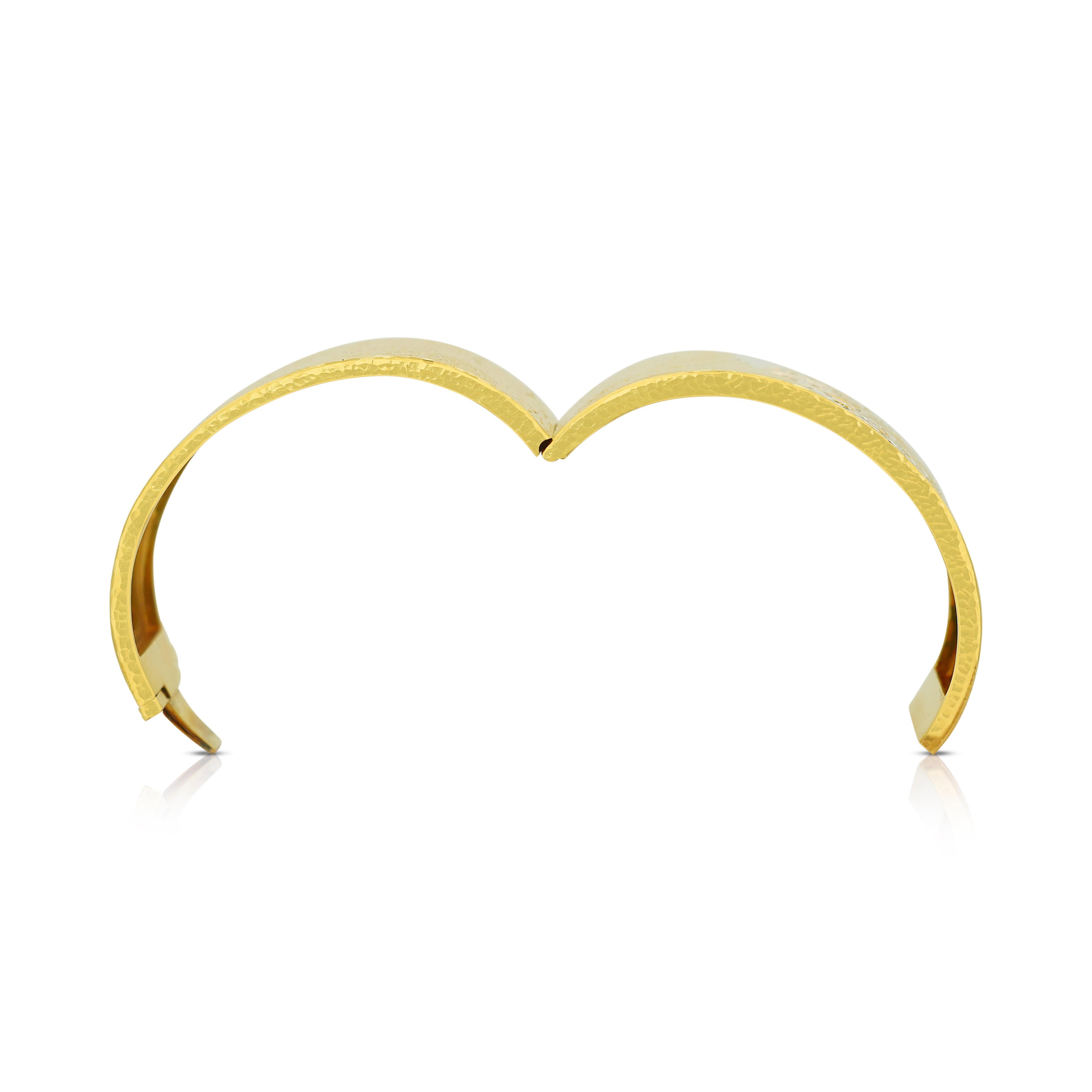 Exquisiter Armreif aus 18 Karat Gelbgold mit 6,70 Karat Diamanten und Rubinen - IGI-zertifiziert im Zustand „Neu“ im Angebot in רמת גן, IL