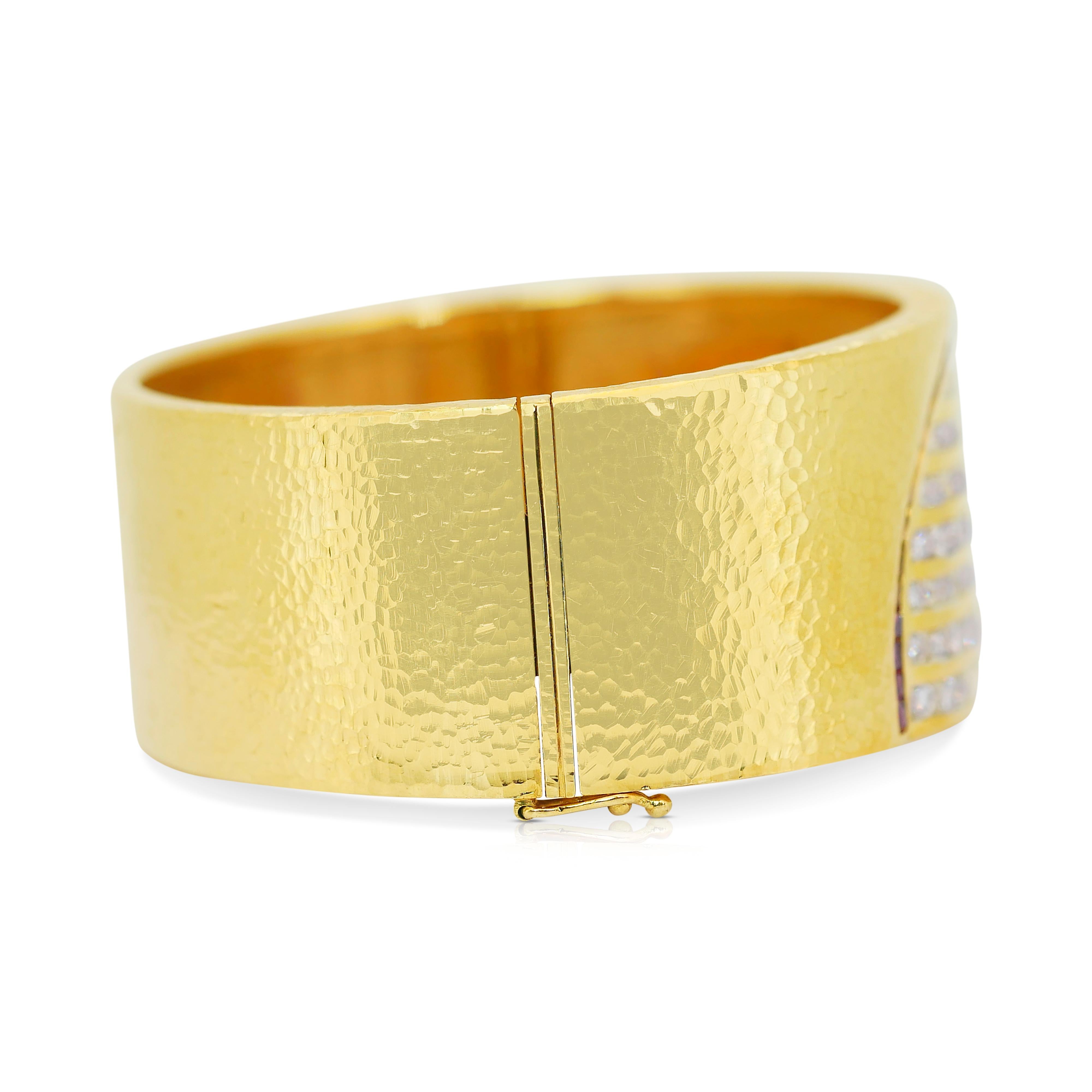 Exquisiter Armreif aus 18 Karat Gelbgold mit 6,70 Karat Diamanten und Rubinen - IGI-zertifiziert im Angebot 1