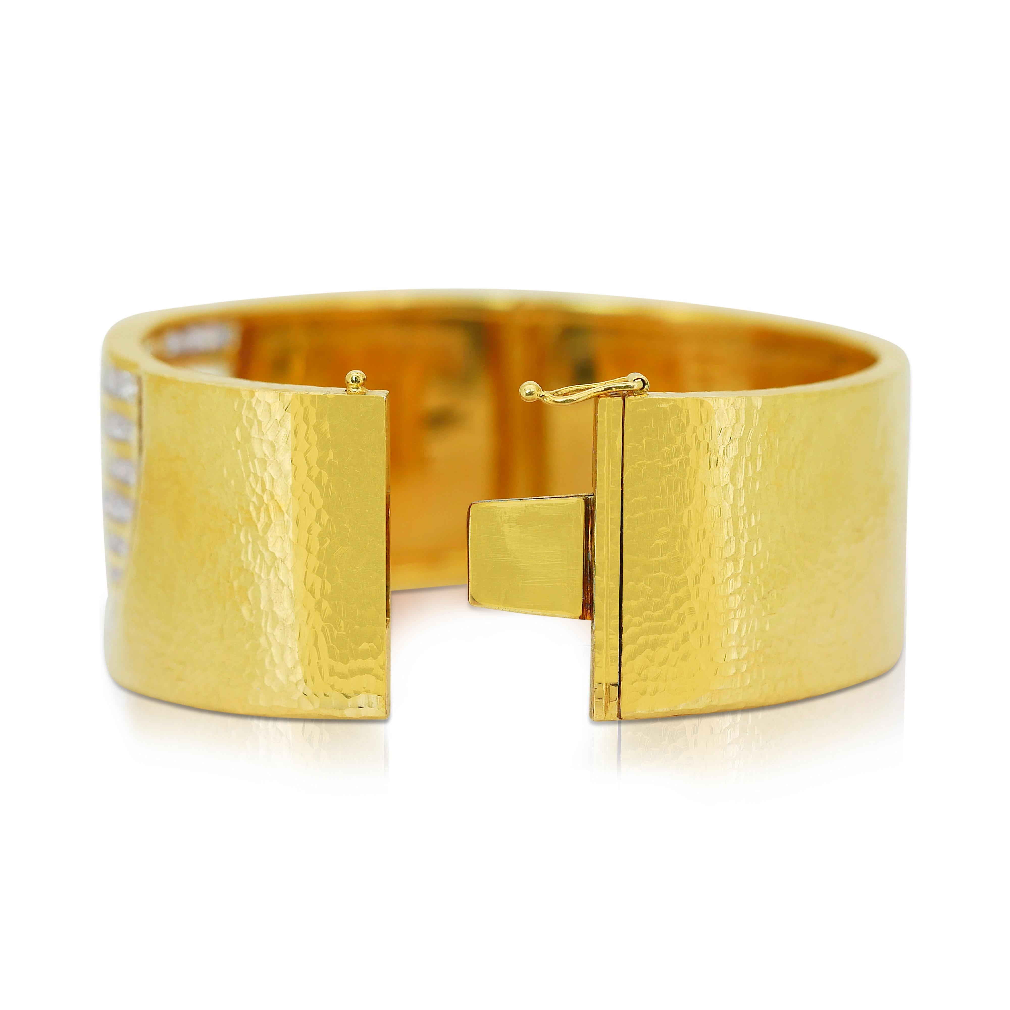 Exquisiter Armreif aus 18 Karat Gelbgold mit 6,70 Karat Diamanten und Rubinen - IGI-zertifiziert im Angebot 2