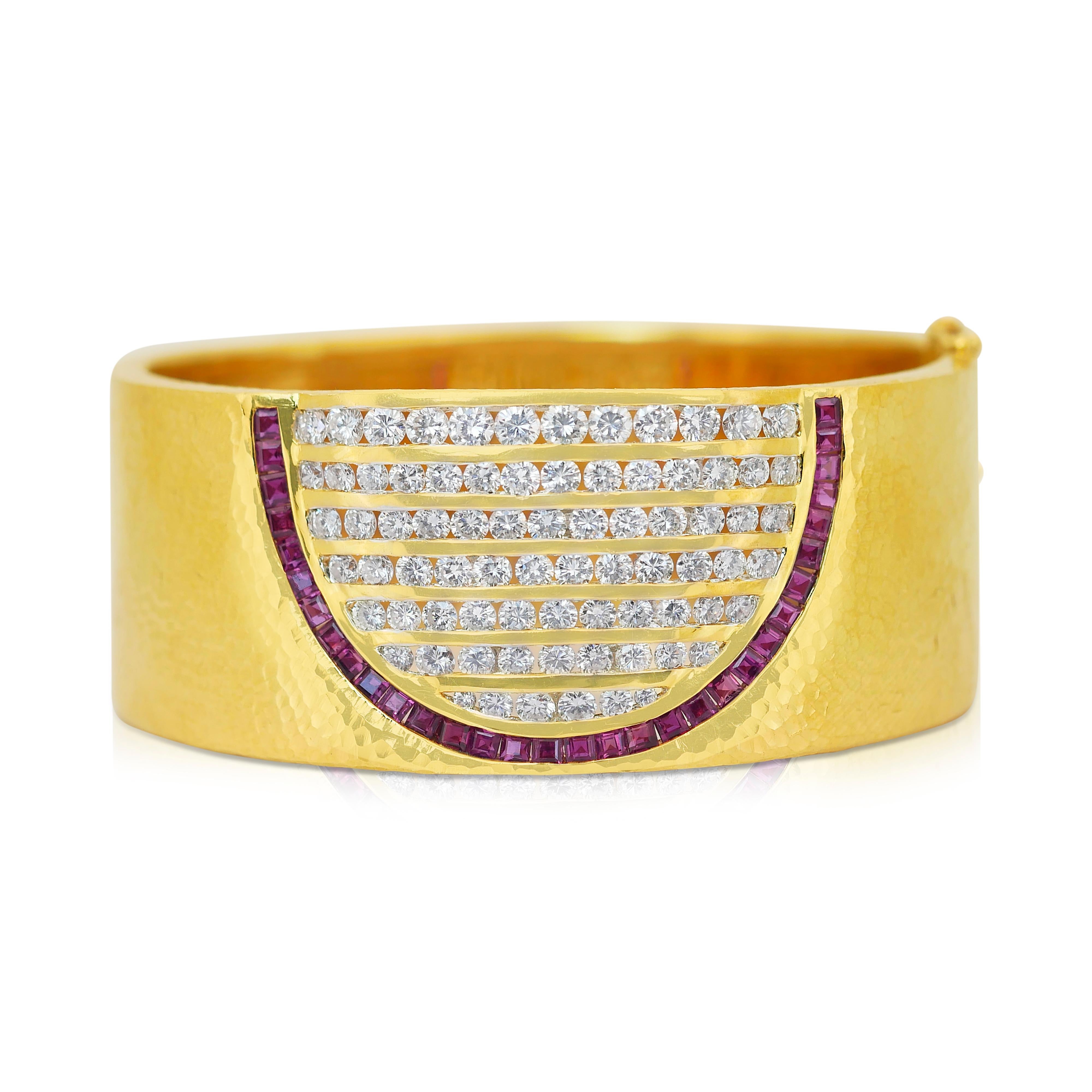 Exquisiter Armreif aus 18 Karat Gelbgold mit 6,70 Karat Diamanten und Rubinen - IGI-zertifiziert im Angebot 3