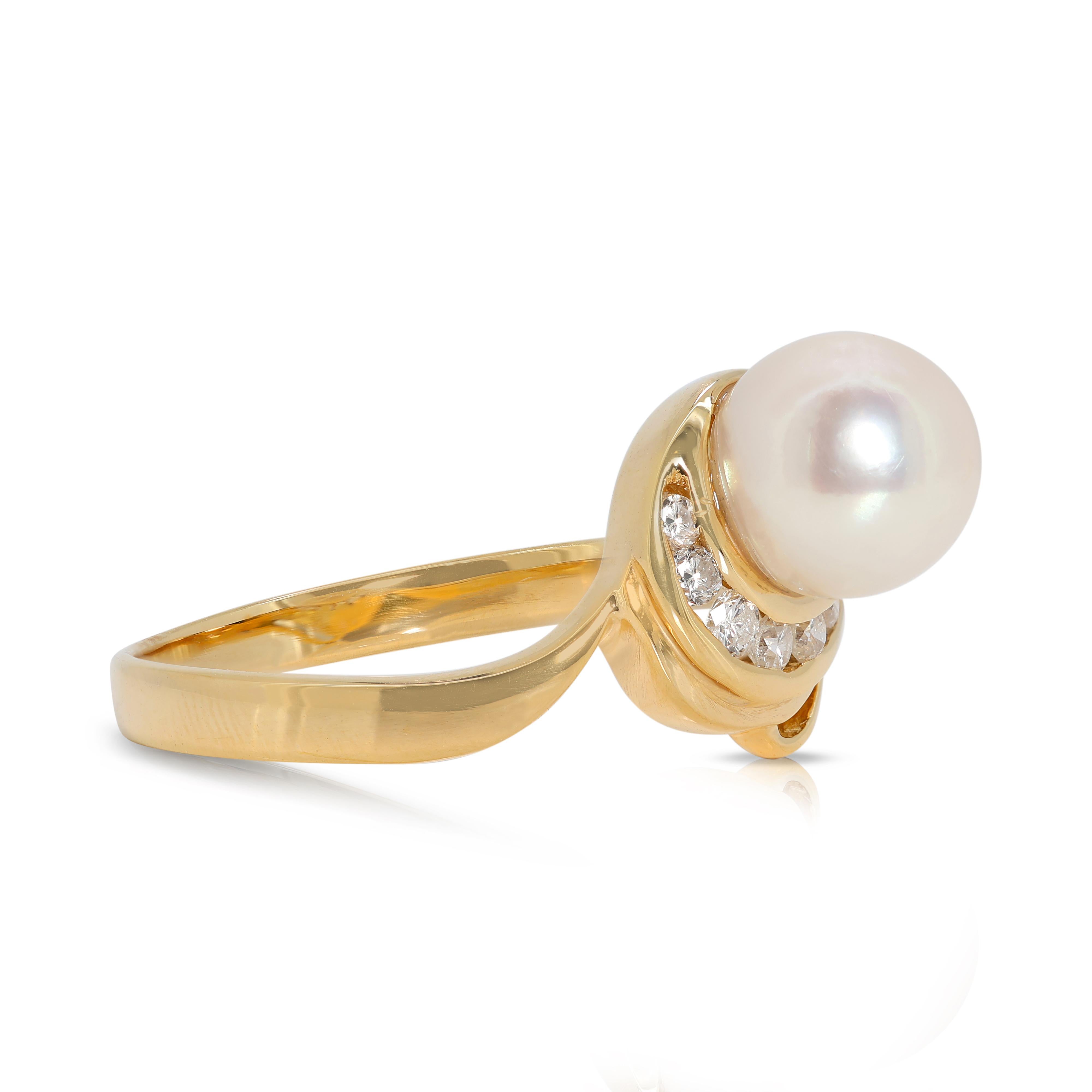 Round Cut Exquisite 6.75mm Akoya Pearl Ring with Natural Diamonds in 18K Yellow Gold For Sale