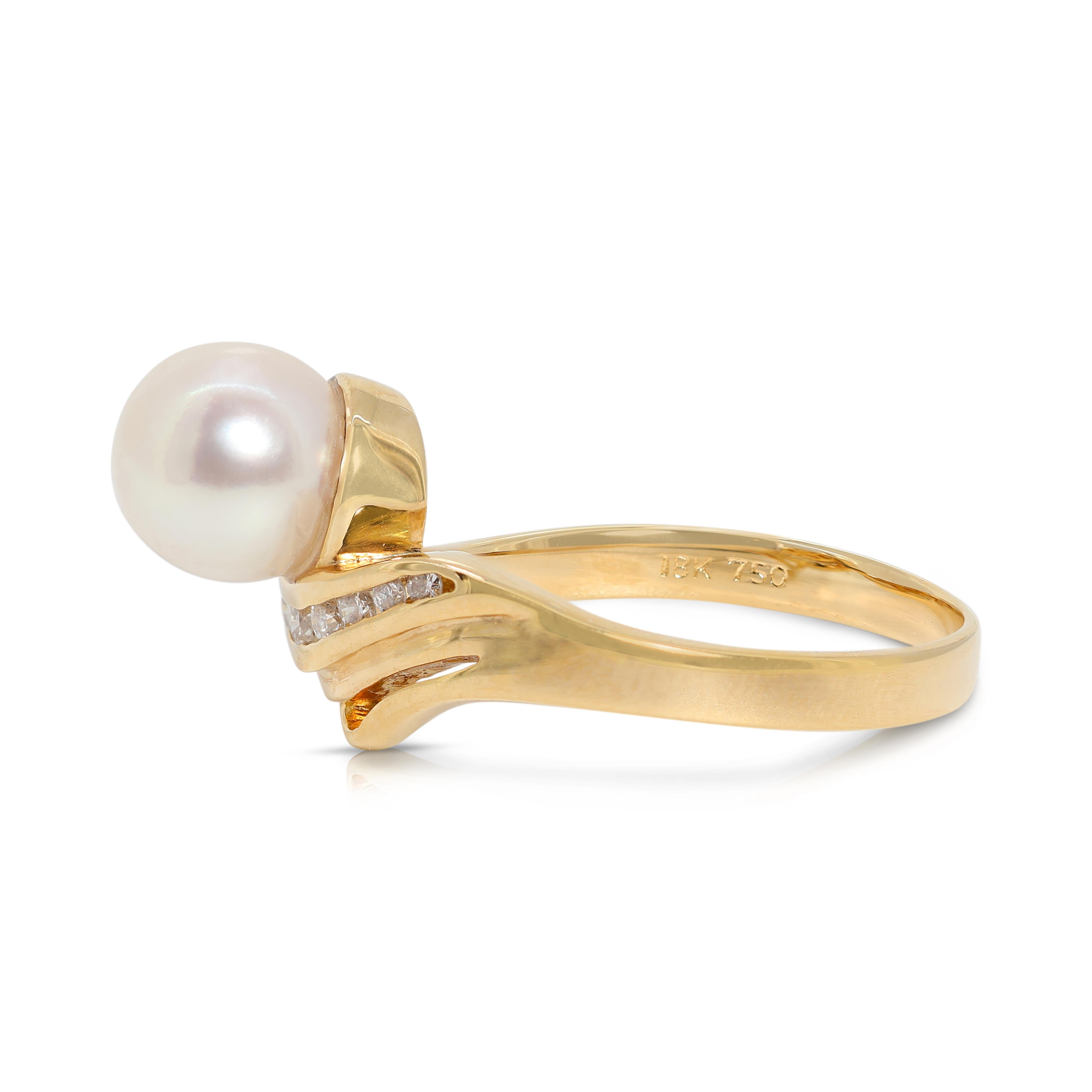 Exquisite 6.75mm Akoya Pearl Ring with Natural Diamonds in 18K Yellow Gold In Excellent Condition For Sale In רמת גן, IL
