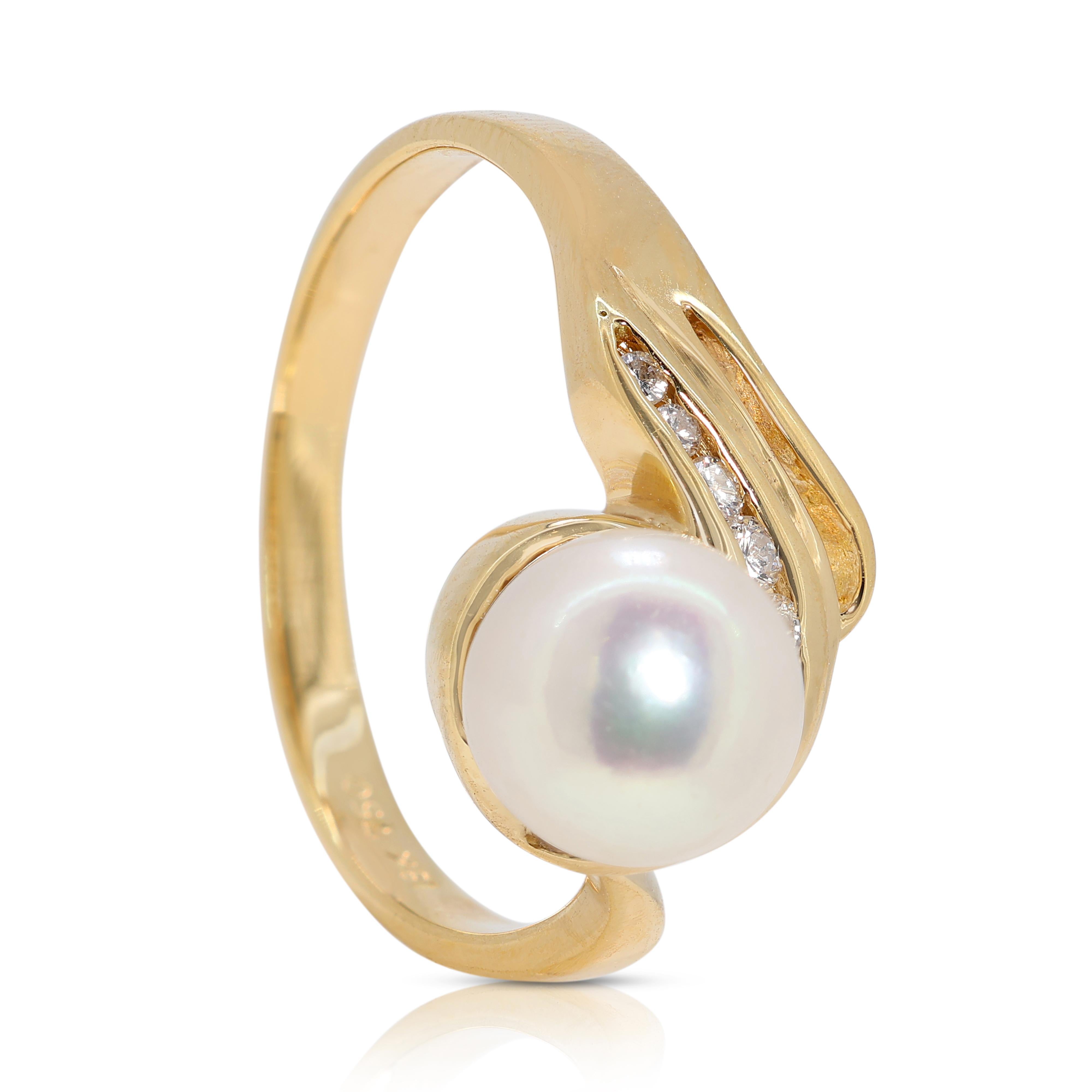 Exquisite 6.75mm Akoya Pearl Ring with Natural Diamonds in 18K Yellow Gold For Sale 1