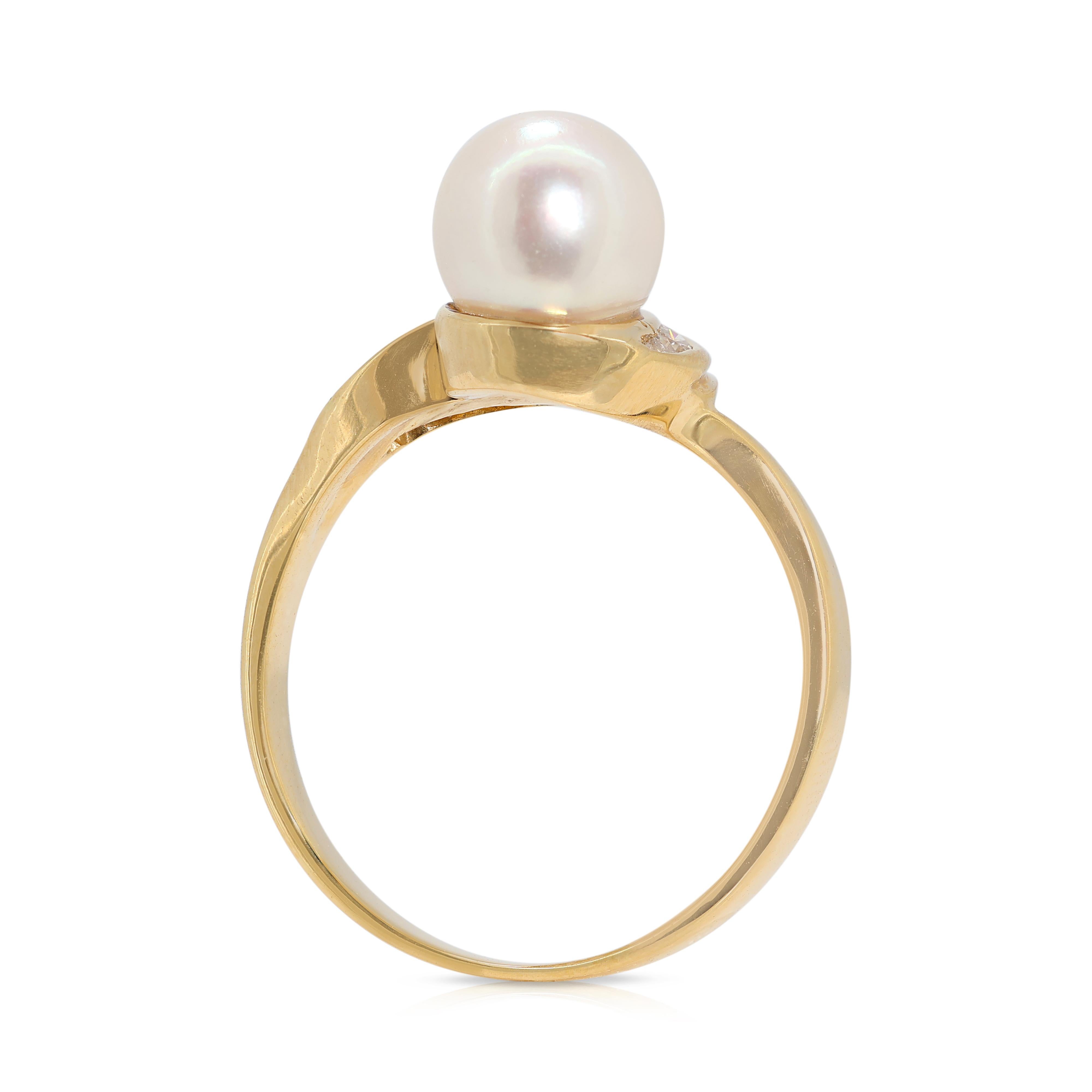 Exquisite 6.75mm Akoya Pearl Ring with Natural Diamonds in 18K Yellow Gold For Sale 2