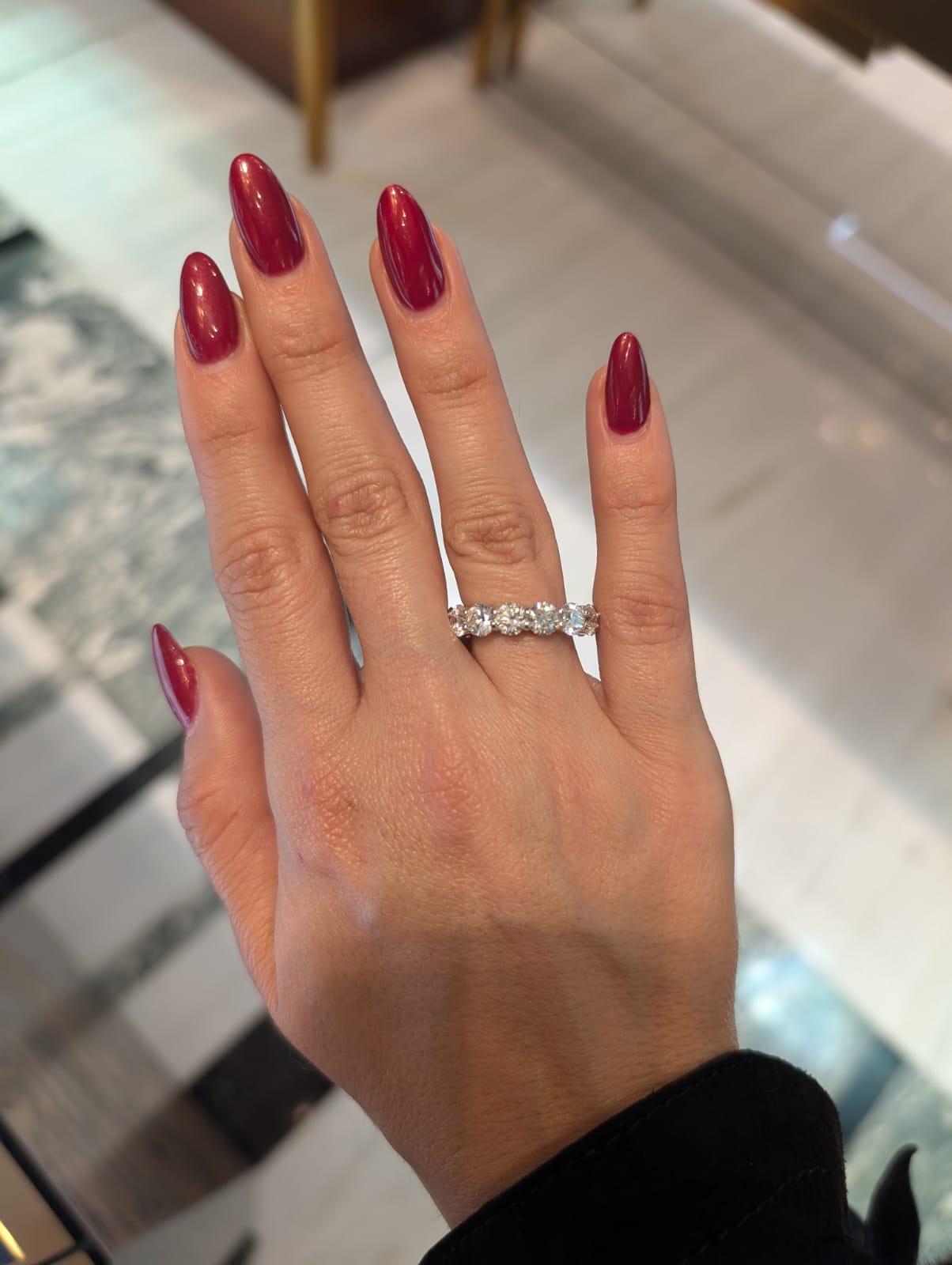 Taglio smeraldo Squisito anello di eternità in platino con diamanti da 7,00 carati certificati GIA in vendita