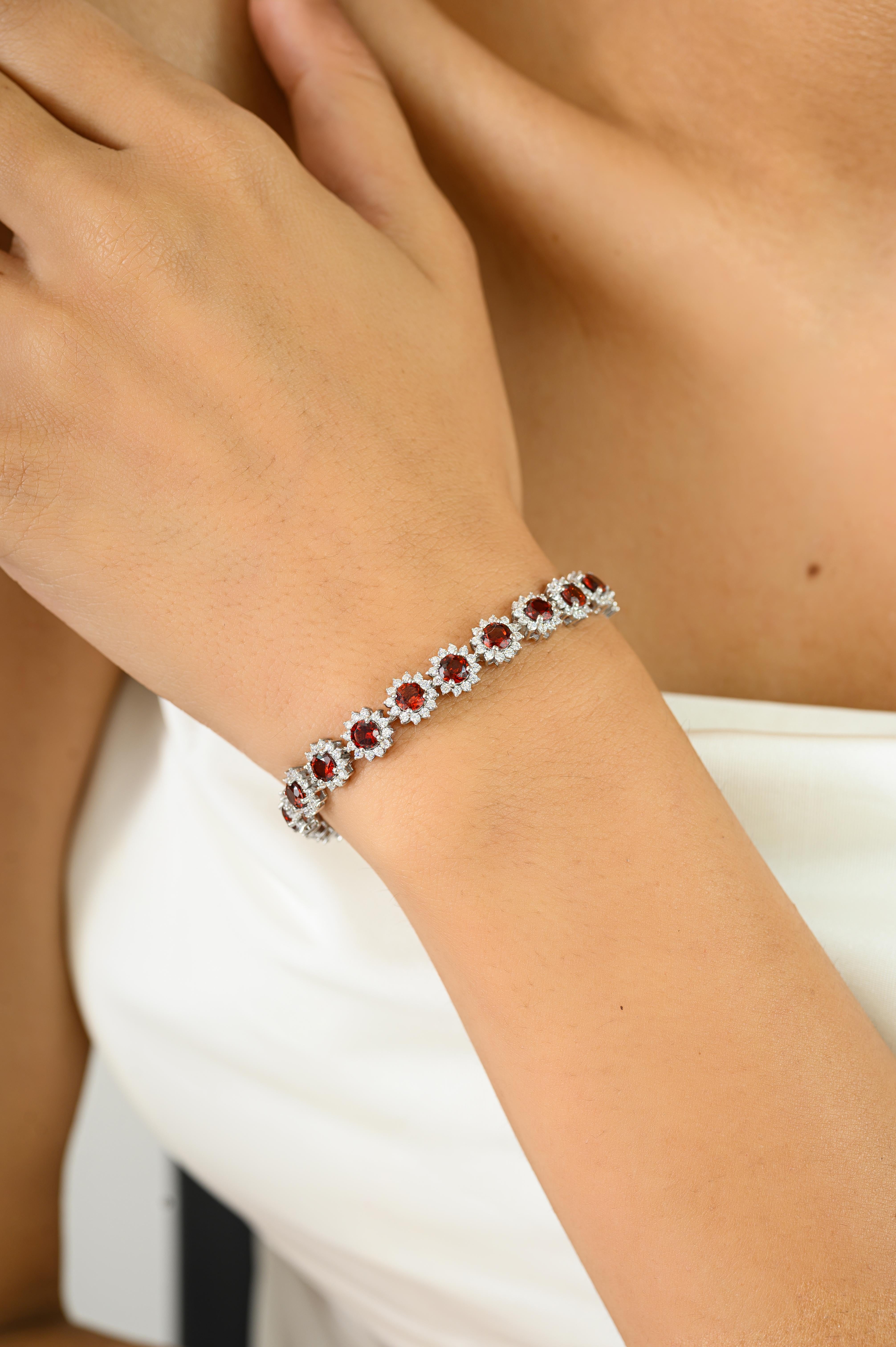 Exquisite 7.32 CTW Deep Red Garnet Tennis Bracelet with Halo CZ in 925 Silver Pour femmes en vente
