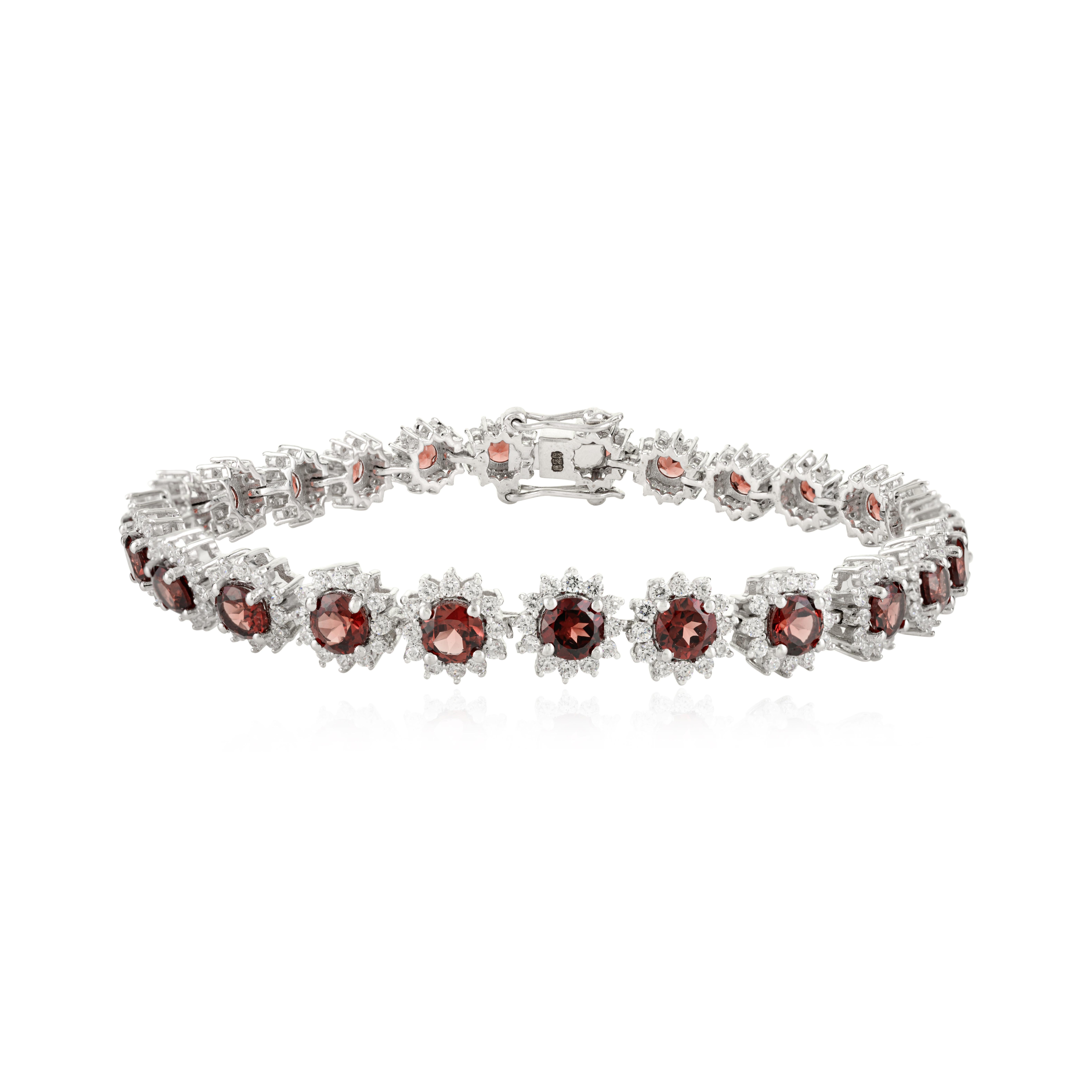 Exquisite 7.32 CTW Deep Red Garnet Tennis Bracelet with Halo CZ in 925 Silver en vente 1