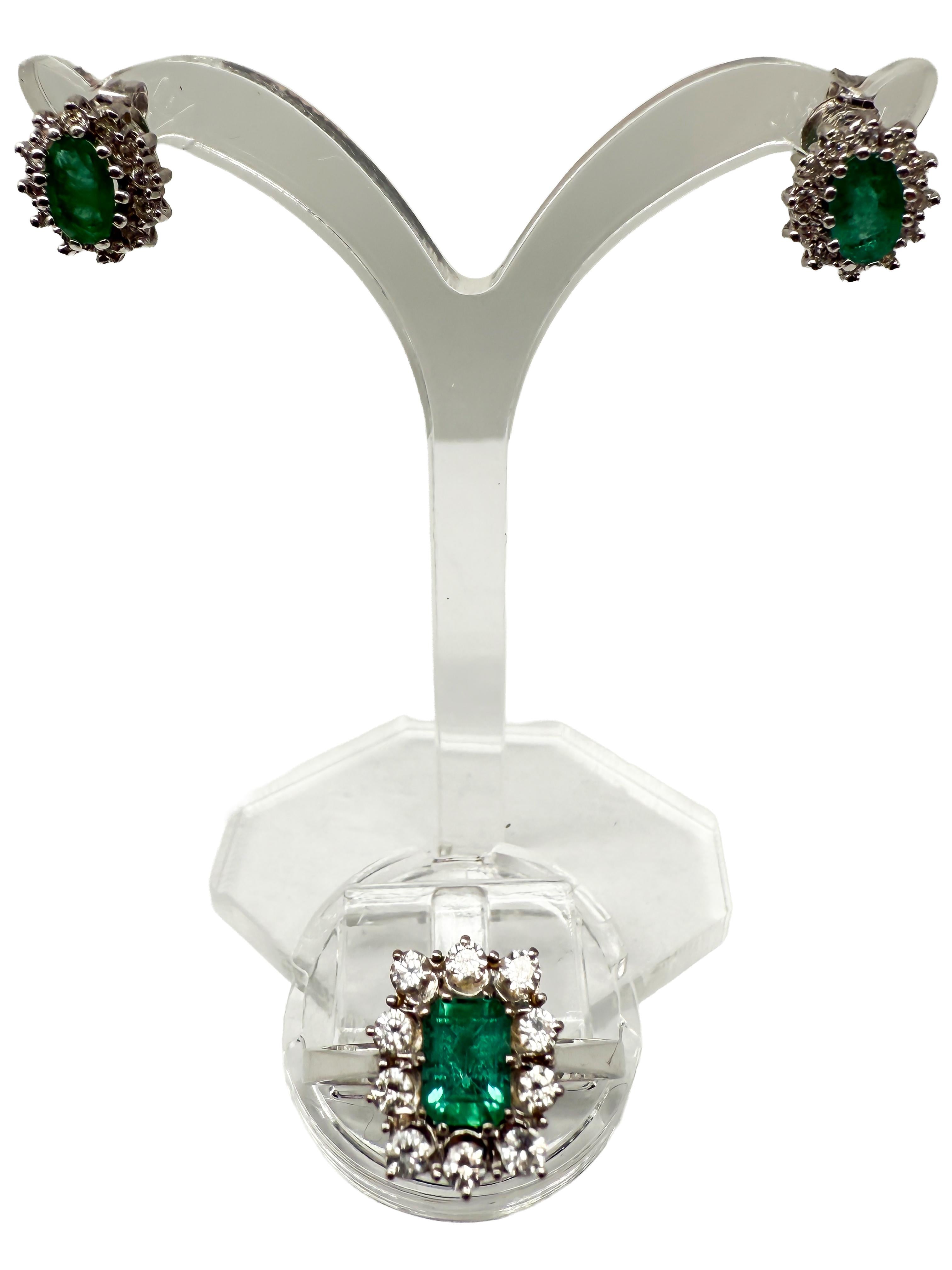 Exquisite 750 Weißgold-Schmuck-Set mit Smaragden und Diamanten (Moderne) im Angebot