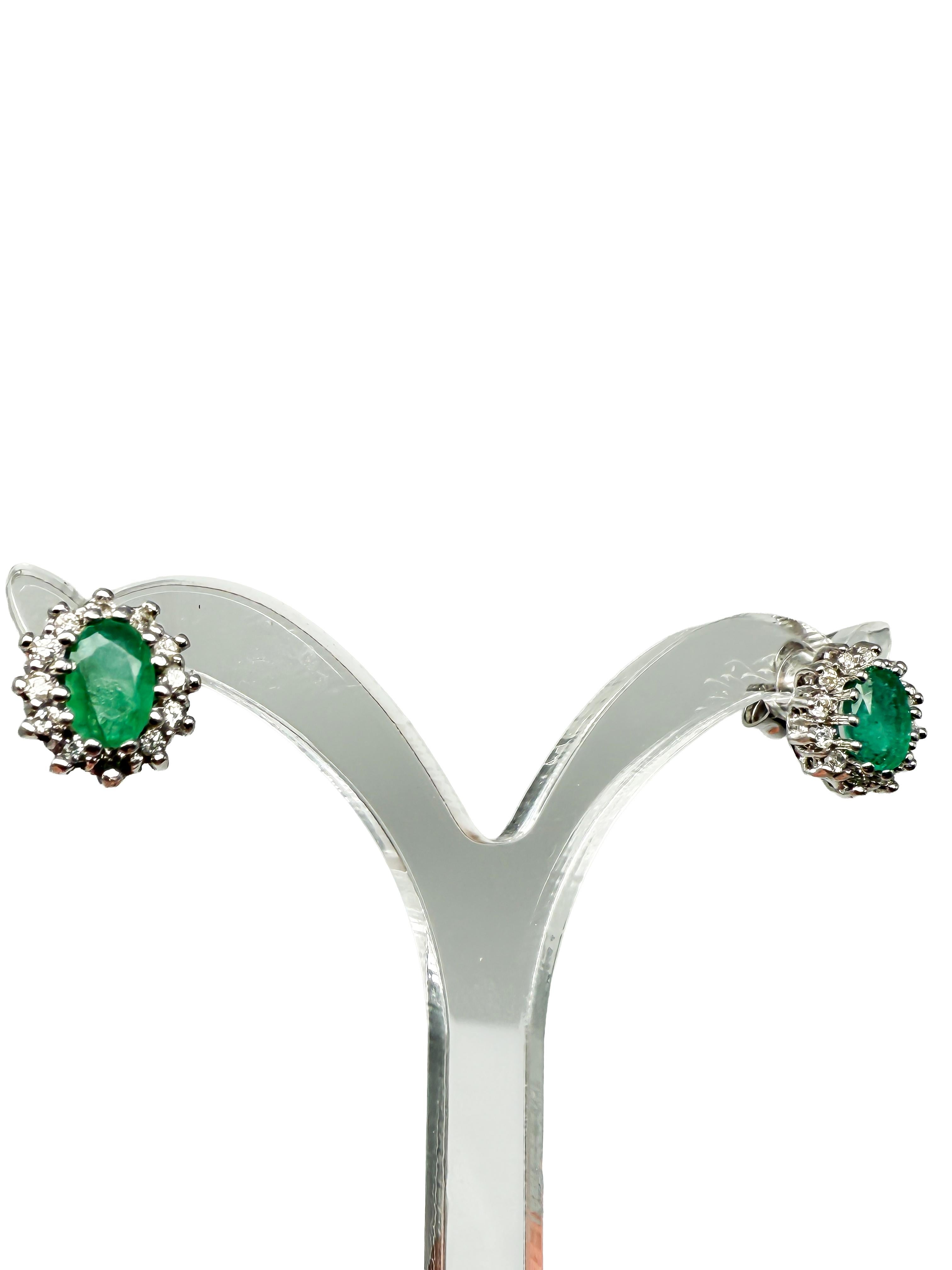 Exquisite 750 Weißgold-Schmuck-Set mit Smaragden und Diamanten (Smaragdschliff) im Angebot