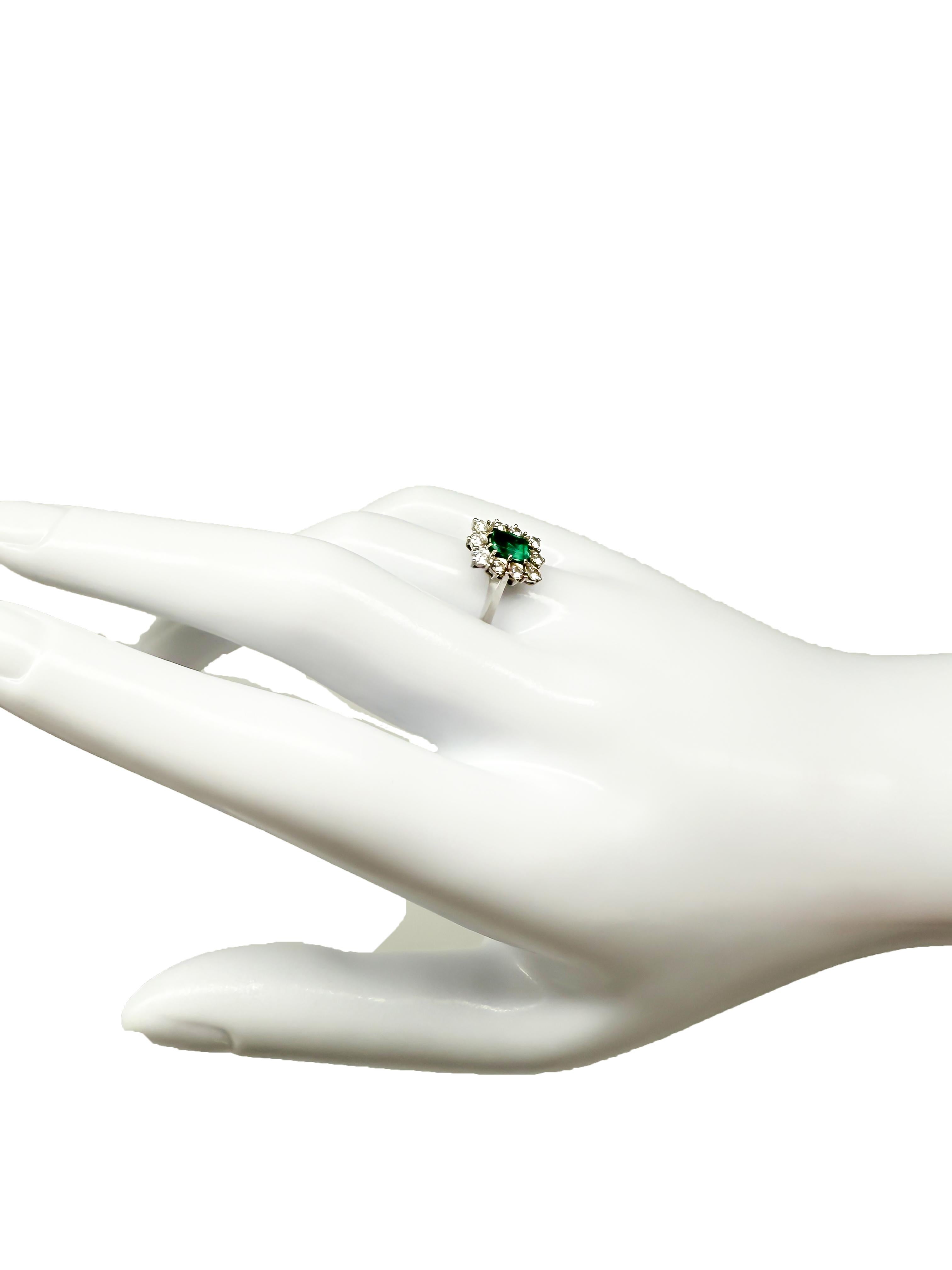 Exquisite 750 Weißgold-Schmuck-Set mit Smaragden und Diamanten Damen im Angebot
