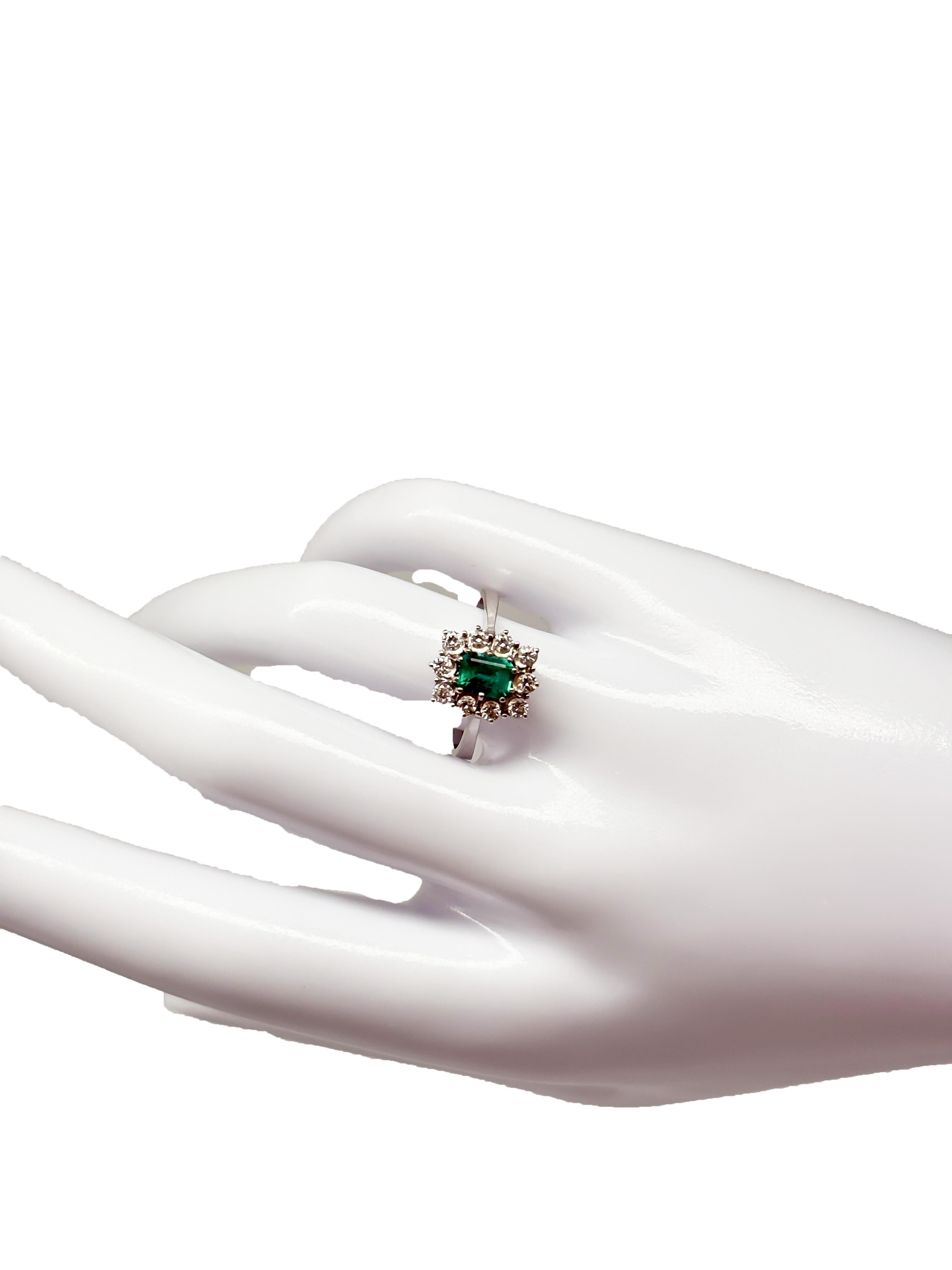 Exquisite 750 Weißgold-Schmuck-Set mit Smaragden und Diamanten im Angebot 1