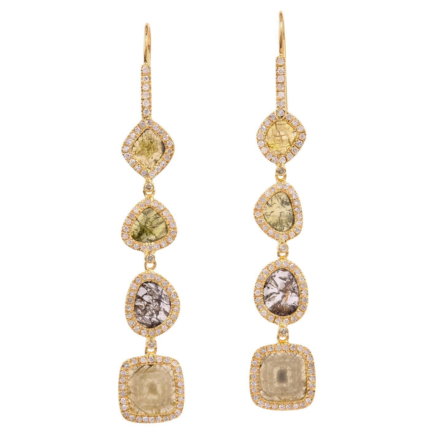 Exquises boucles d
oreilles en or jaune 18k avec diamants bruts de 78 mm de long