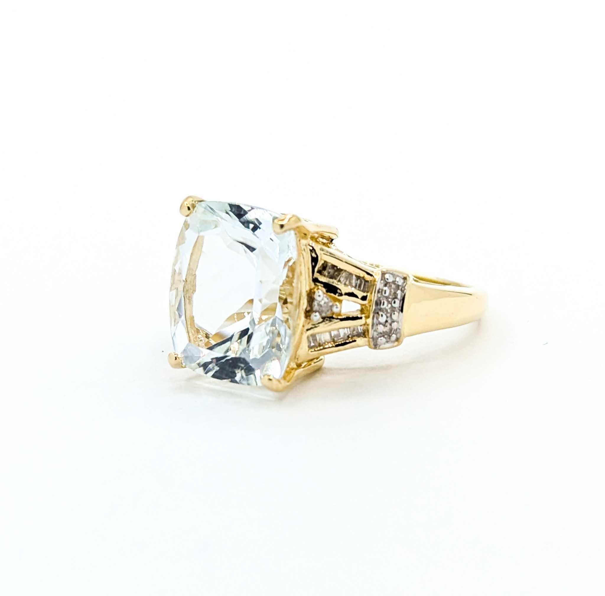 Contemporary Exquisite 7ct Green Prasiolite & Diamond Ribbon Filigree Ring in 14k Yellow Gold For Sale