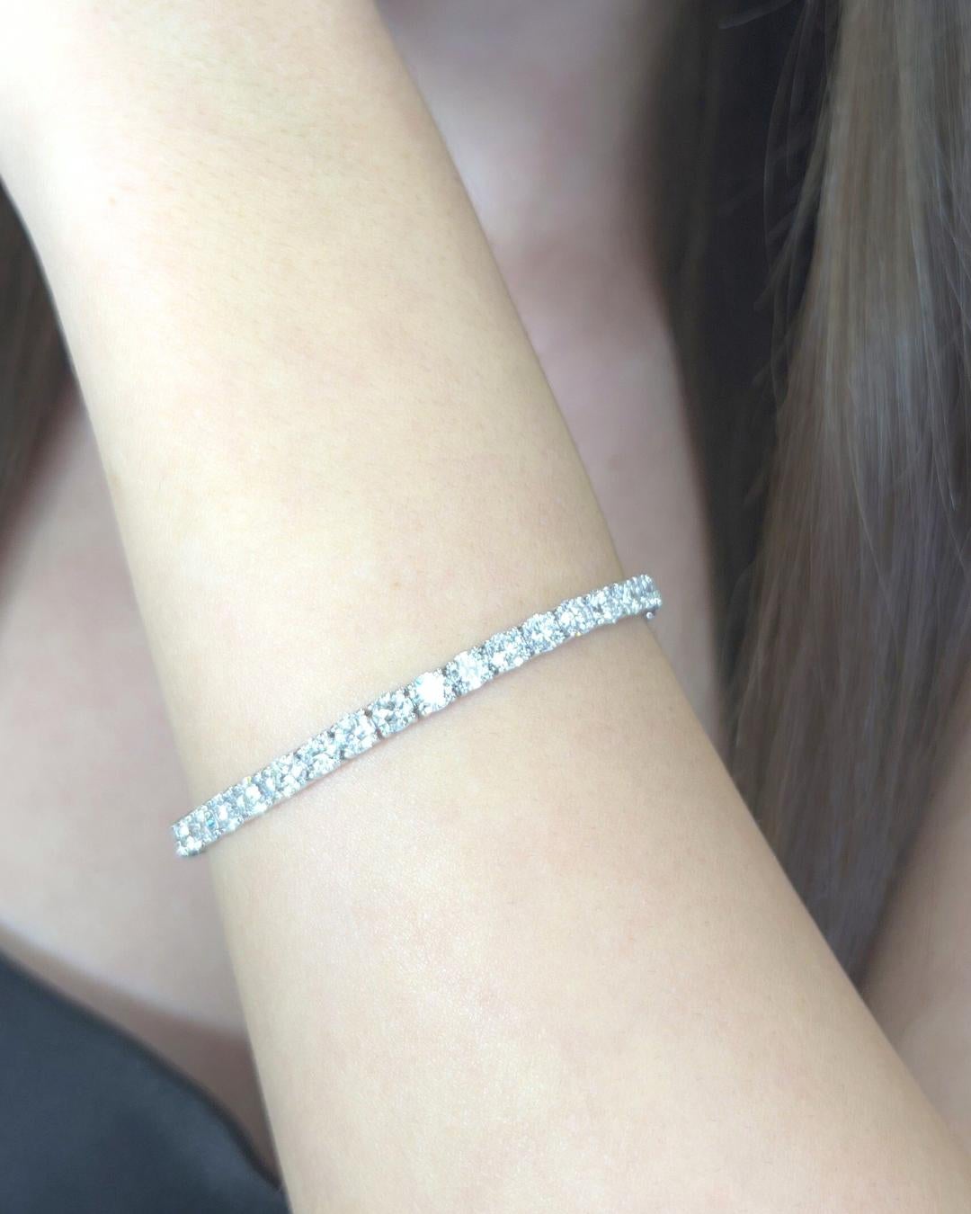 Squisito bracciale tennis con 8,01 carati di diamanti in oro bianco 18 carati - certificato IGI

Questo squisito bracciale tennis, magistralmente realizzato in oro bianco 18 carati, mette in mostra 39 diamanti tondi taglio brillante per un totale di
