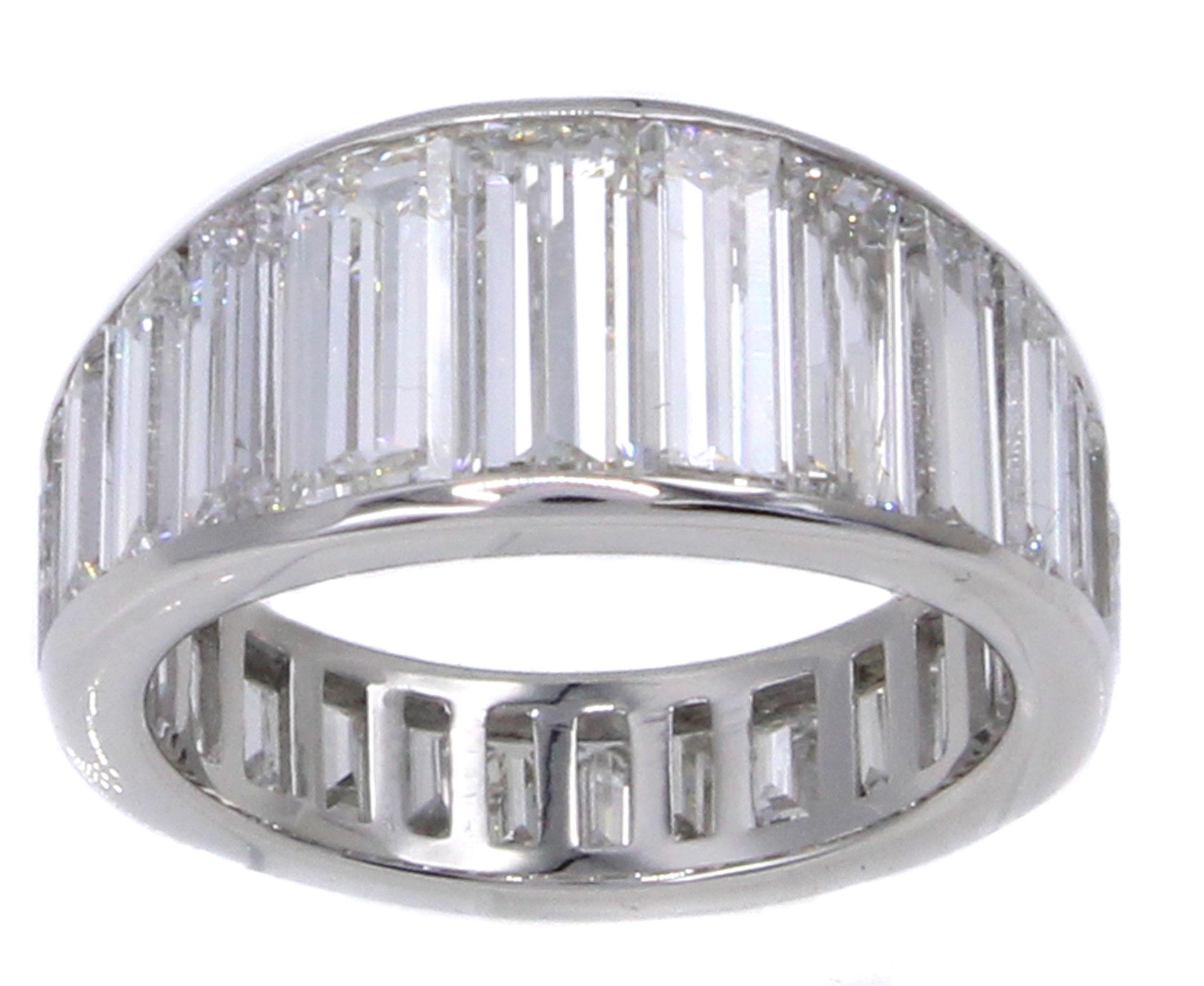 Taglio baguette Squisito anello di eternità in platino con diamante baguette da 8,10 carati in vendita