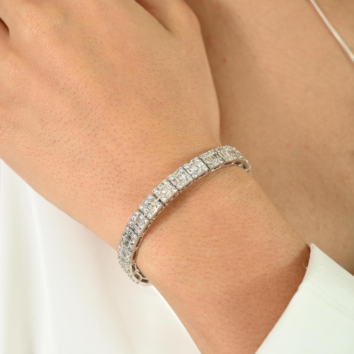 Esta exquisita pulsera de tenis con diamantes de 8,21 quilates en oro blanco de 14k exhibe brillantes diamantes naturales, con un peso de 8,21 quilates. 
El diamante, piedra de nacimiento de abril, trae amor, fama, éxito y prosperidad.
Diseñado con