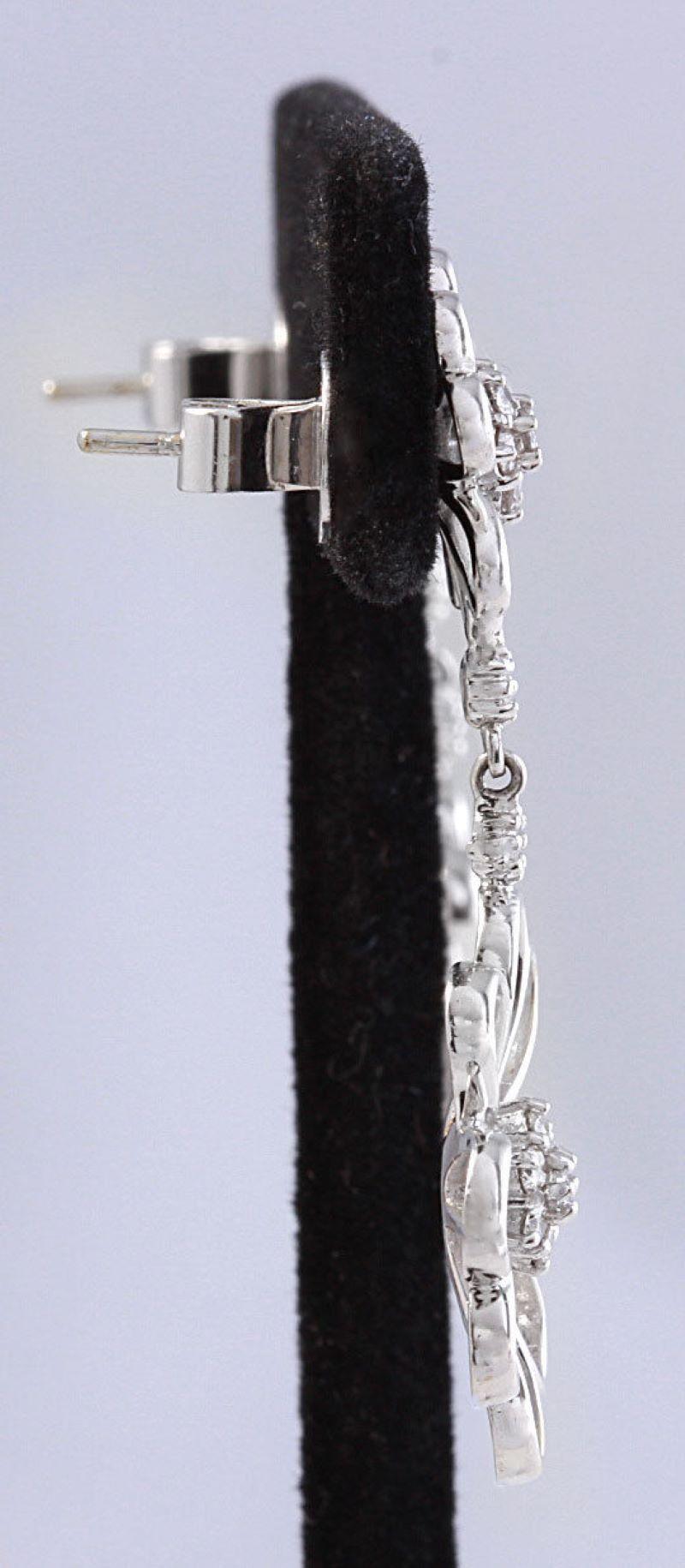 Boucles d'oreilles exquises en or blanc massif 18 carats avec diamants naturels de 0,85 carat en vente 1