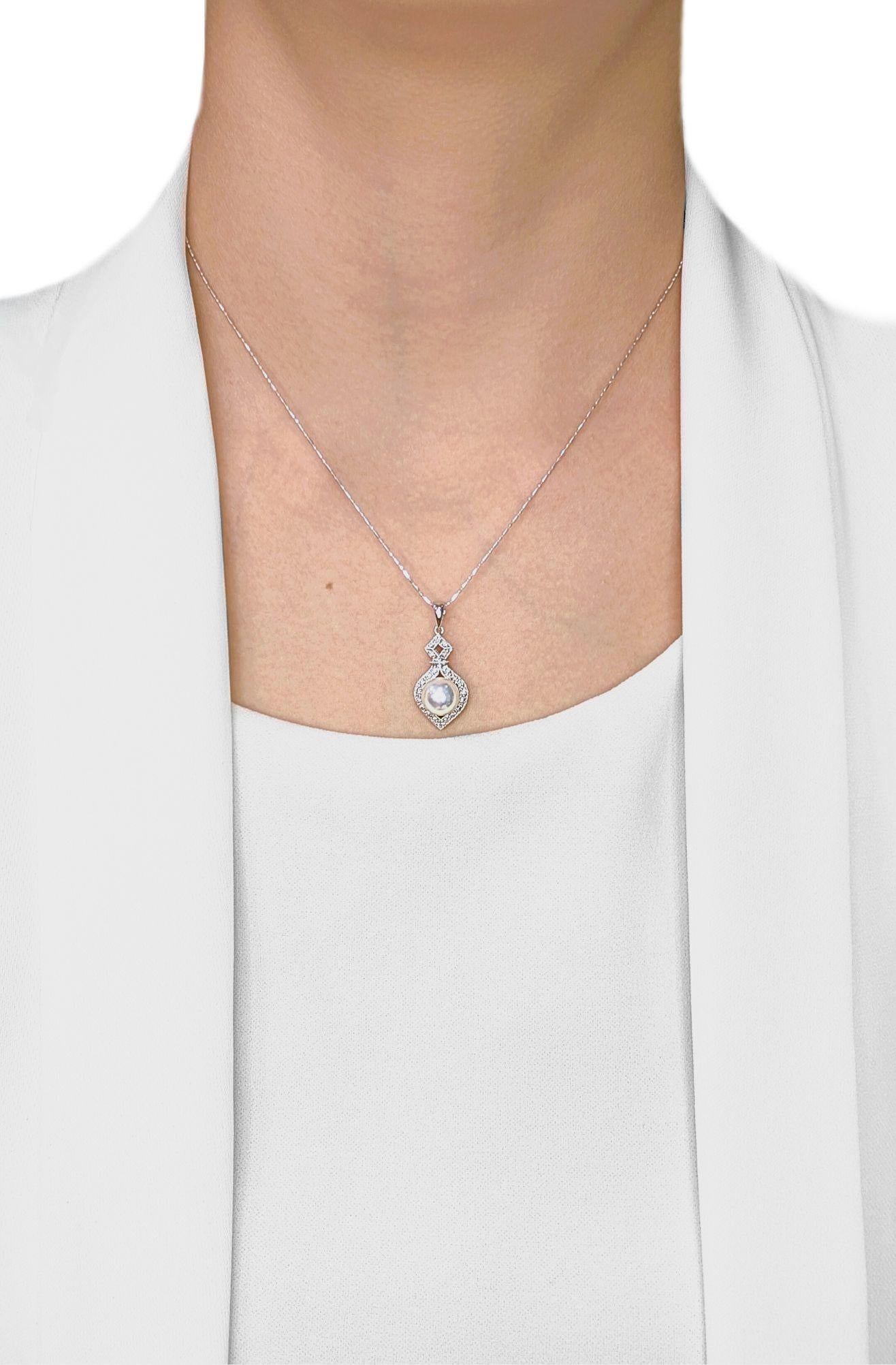 Ce pendentif exquis présente une sophistication intemporelle avec une perle d'Akoya de 8 mm, qui brille dans une douce teinte rose-blanc qui rayonne d'une élégance naturelle. Réalisée en or blanc 18 carats poli, la perle est gracieusement encadrée