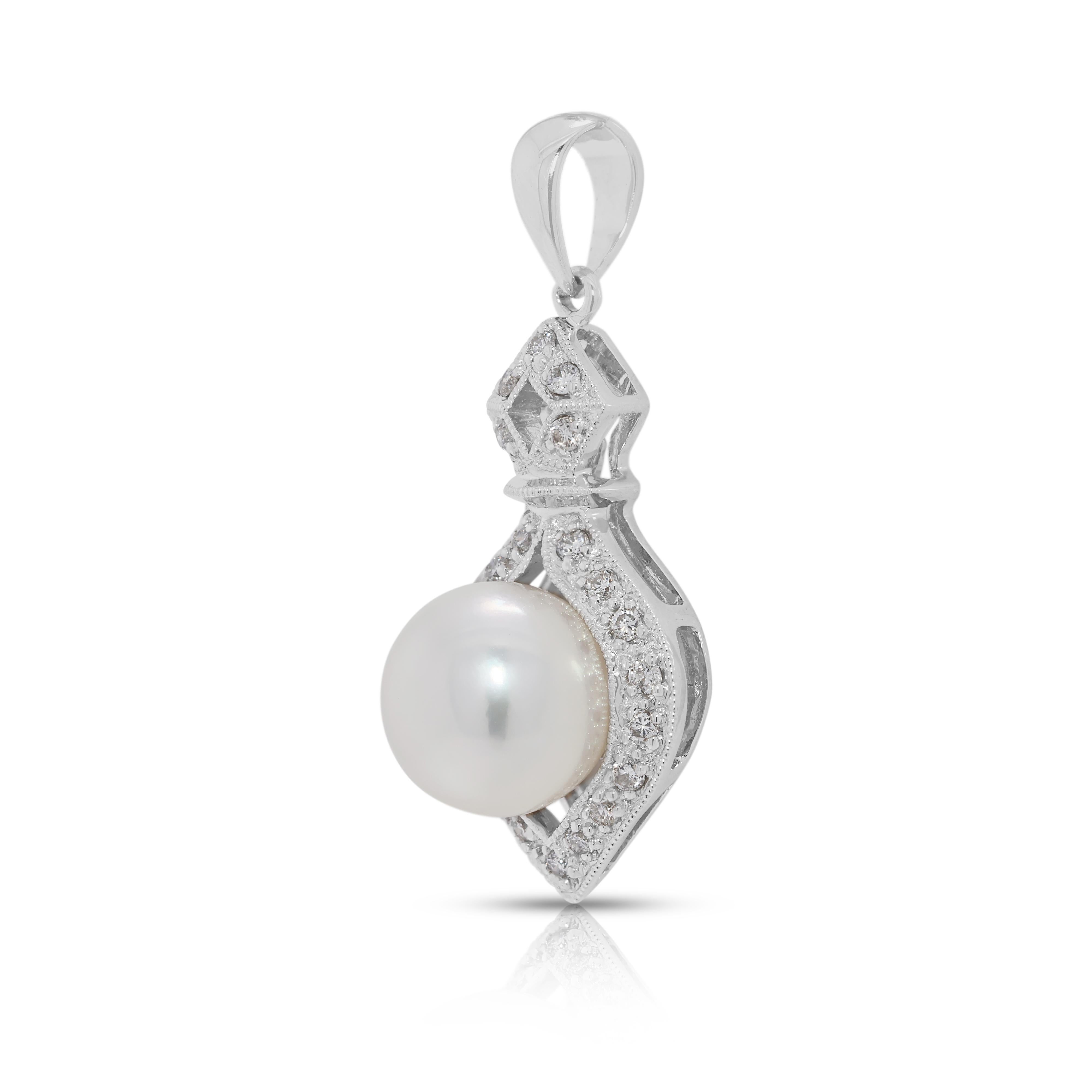 Taille ronde Pendentif exquis en or blanc 18 carats avec perle d'Akoya de 8 mm et diamant naturel de 0,17 carats en vente