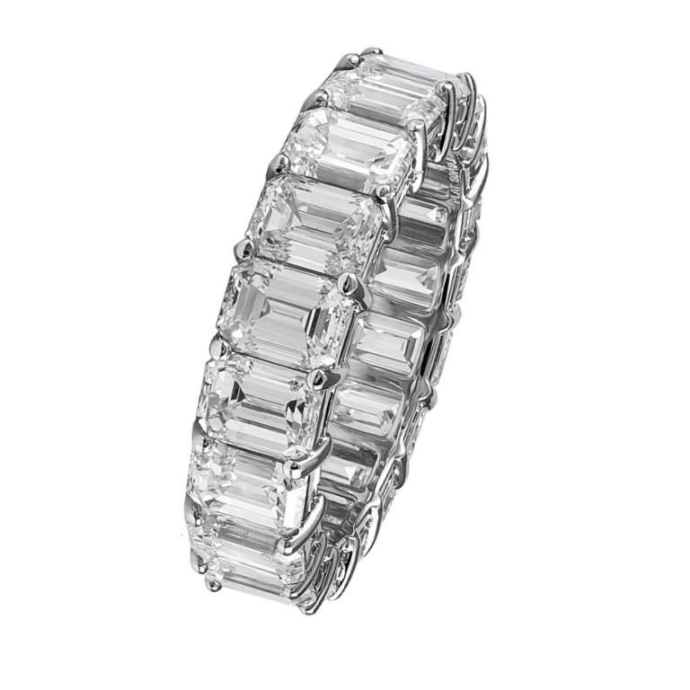 Ce bracelet d'éternité Sophia D en platine est composé de 18 pierres d'un poids total de 9,17 carats.

Sophia D by Joseph Dardashti Ltd est connue dans le monde entier depuis 35 ans et s'inspire du design classique de l'Art déco qui fusionne avec