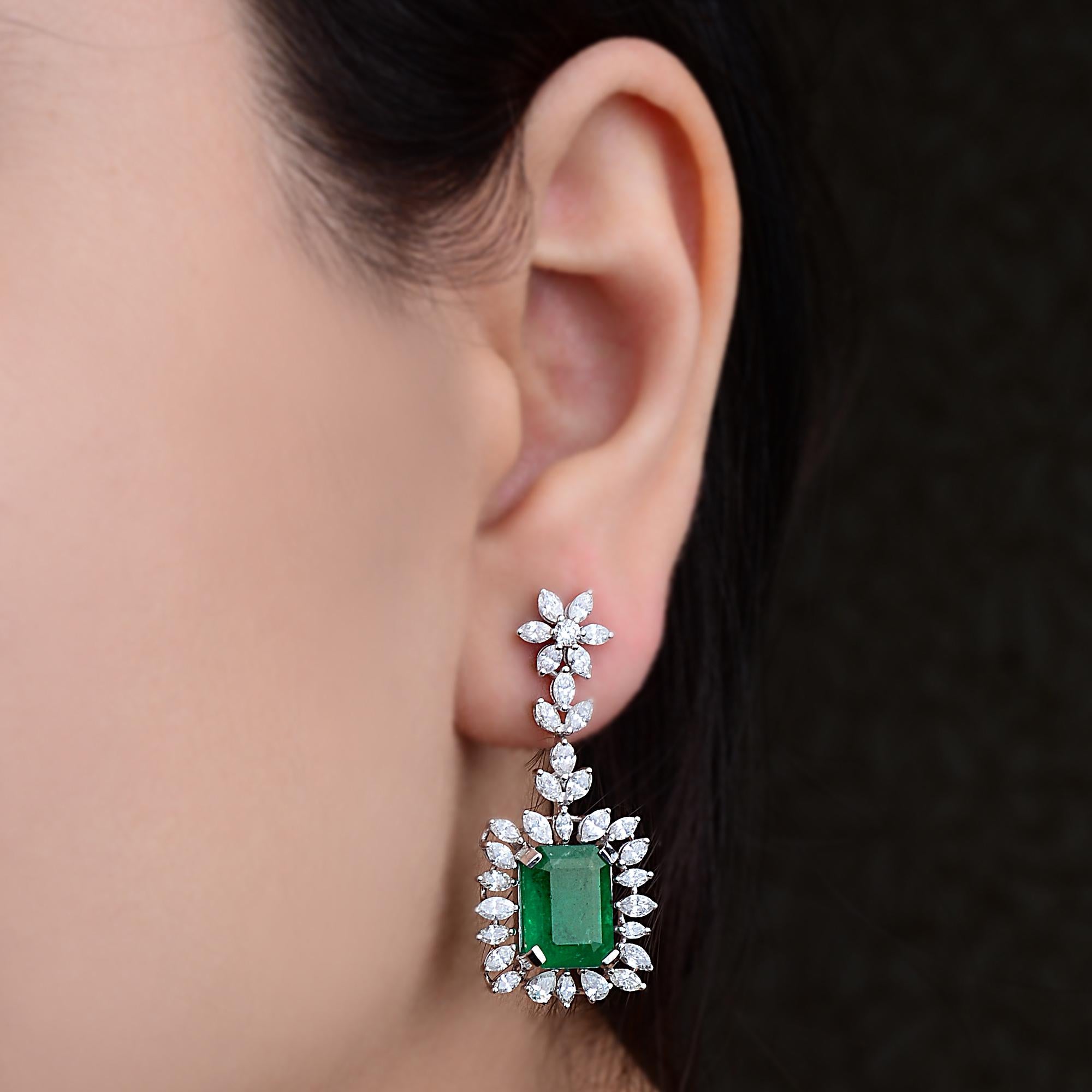 Boucles d'oreilles exquises en or blanc 18k avec émeraude zambienne de 9,26 ct et diamant de 3,60 ct
Les émeraudes sont des symboles d'amour, de renaissance et de prospérité. Provenant de mines de confiance, chaque émeraude est sélectionnée à la