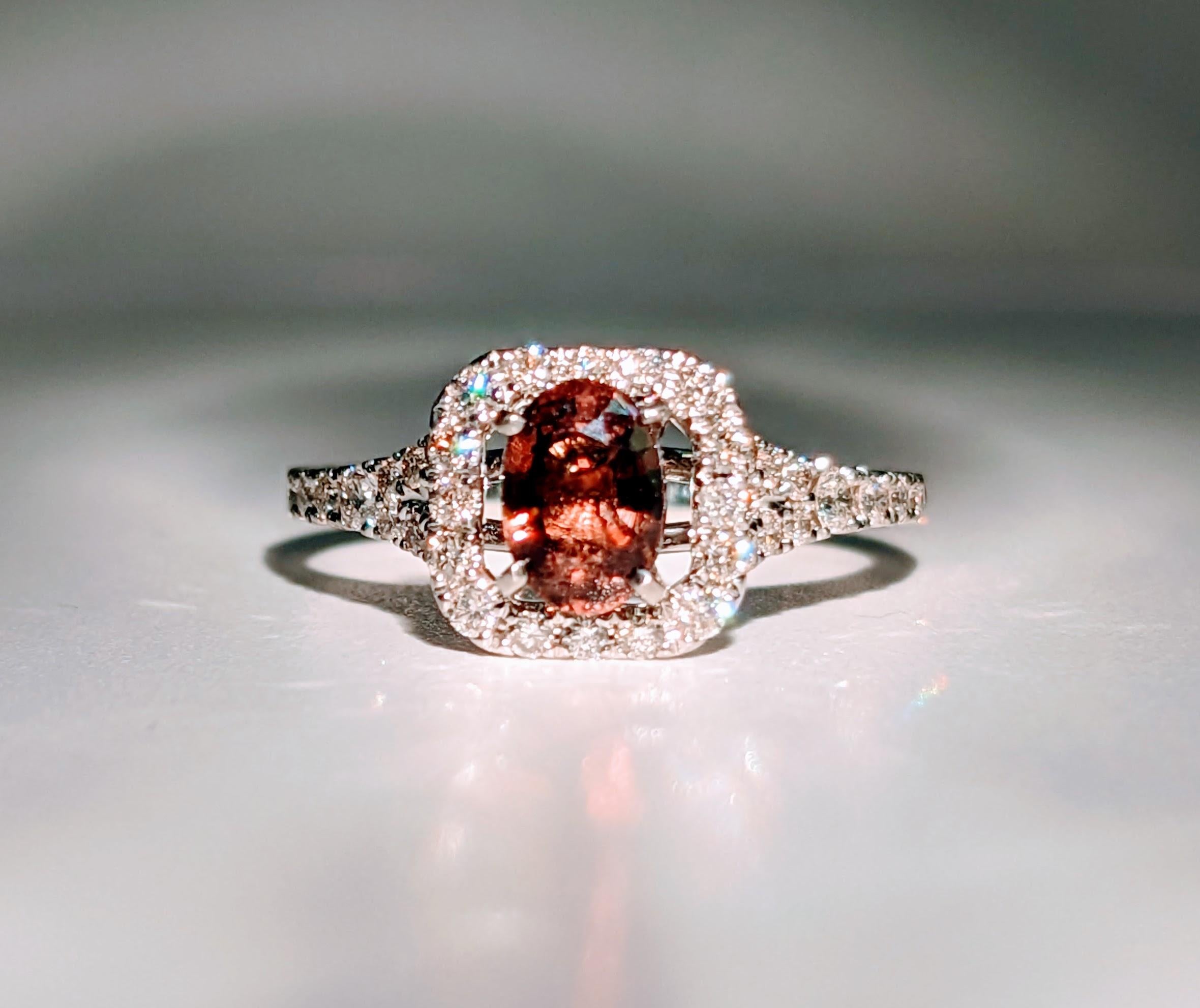 Exquisite Platinring mit .97 Karat natürlichem Alexandrit und Diamant

Dieser exquisite Ring wurde mit größter Sorgfalt aus 950pt Platin gefertigt und weist ein Gesamtgewicht von 0,46 Karat auf. Die funkelnden Diamanten haben eine Reinheit von SI1