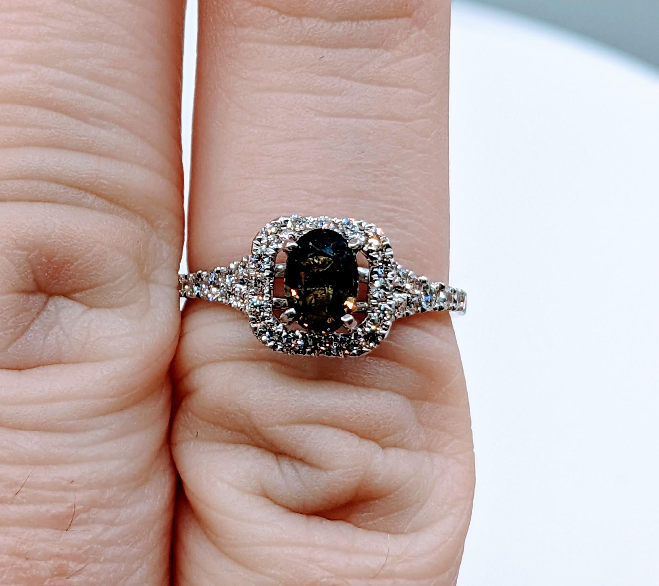 Exquisite Platinring mit .97 Karat natürlichem Alexandrit und Diamant (Ovalschliff)