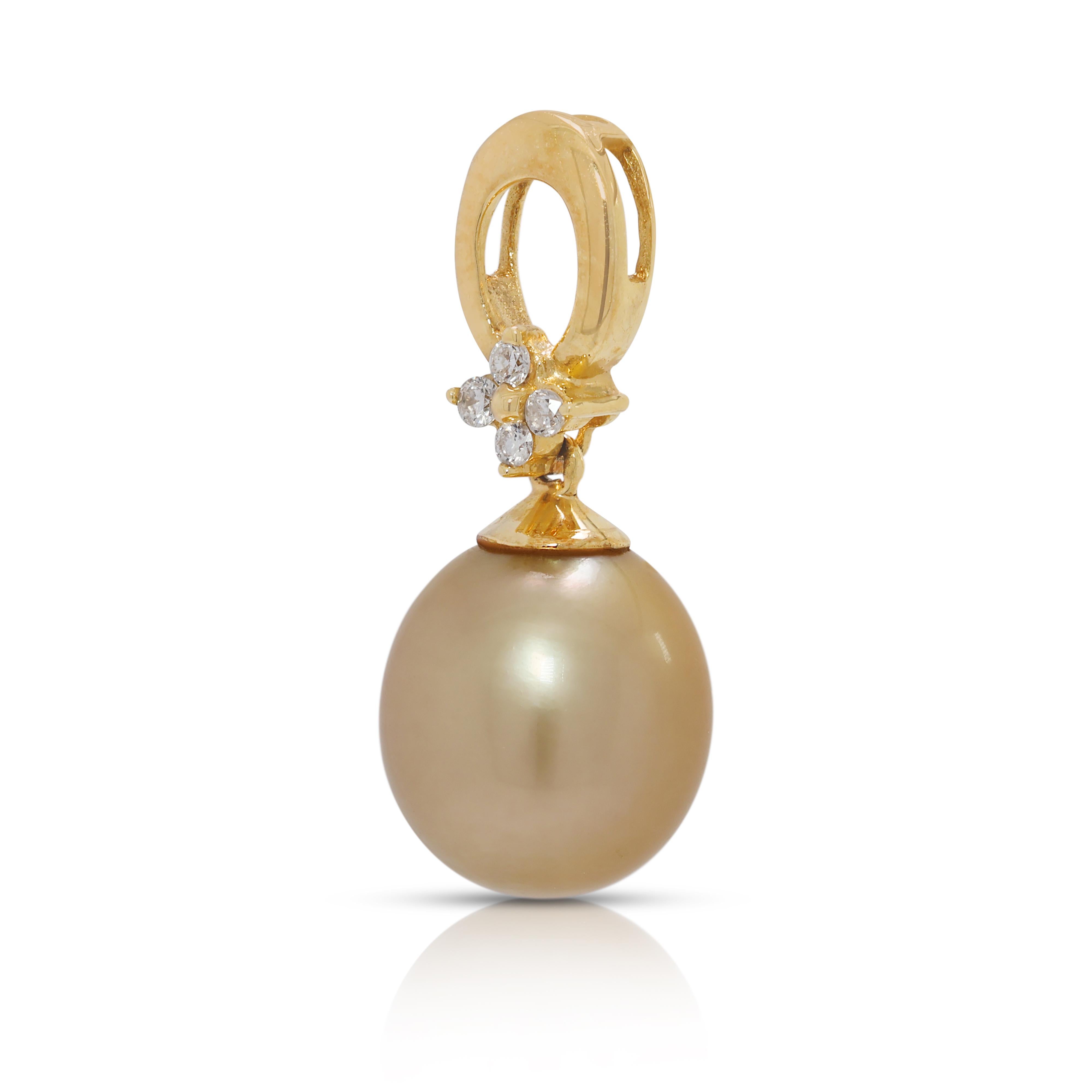 Round Cut Exquisite 9.7MM South Sea Pearl & 0.05ct Diamonds Pendant in 18K Yellow Gold For Sale