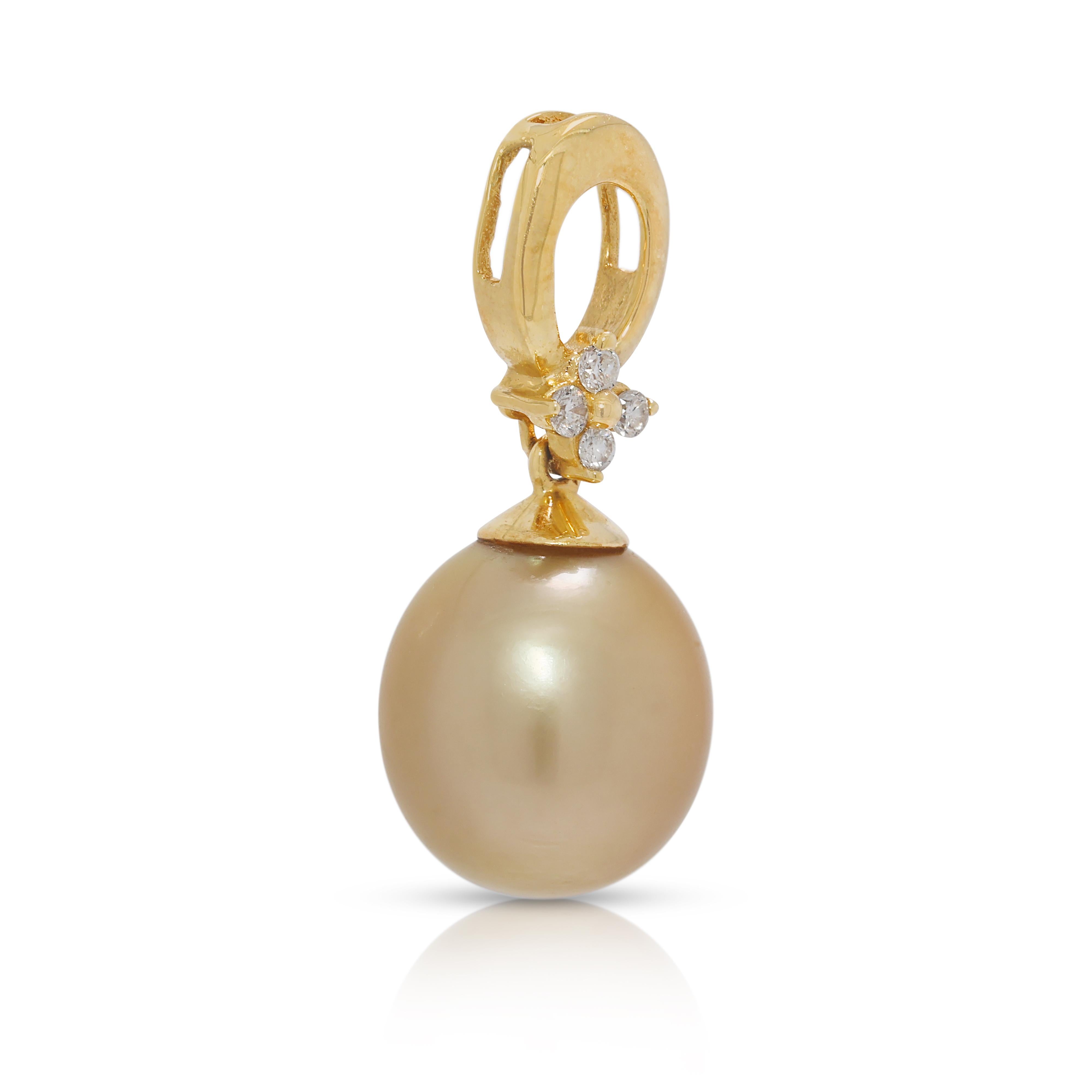 Exquisite 9.7MM South Sea Pearl & 0.05ct Diamonds Pendant in 18K Yellow Gold In Excellent Condition For Sale In רמת גן, IL