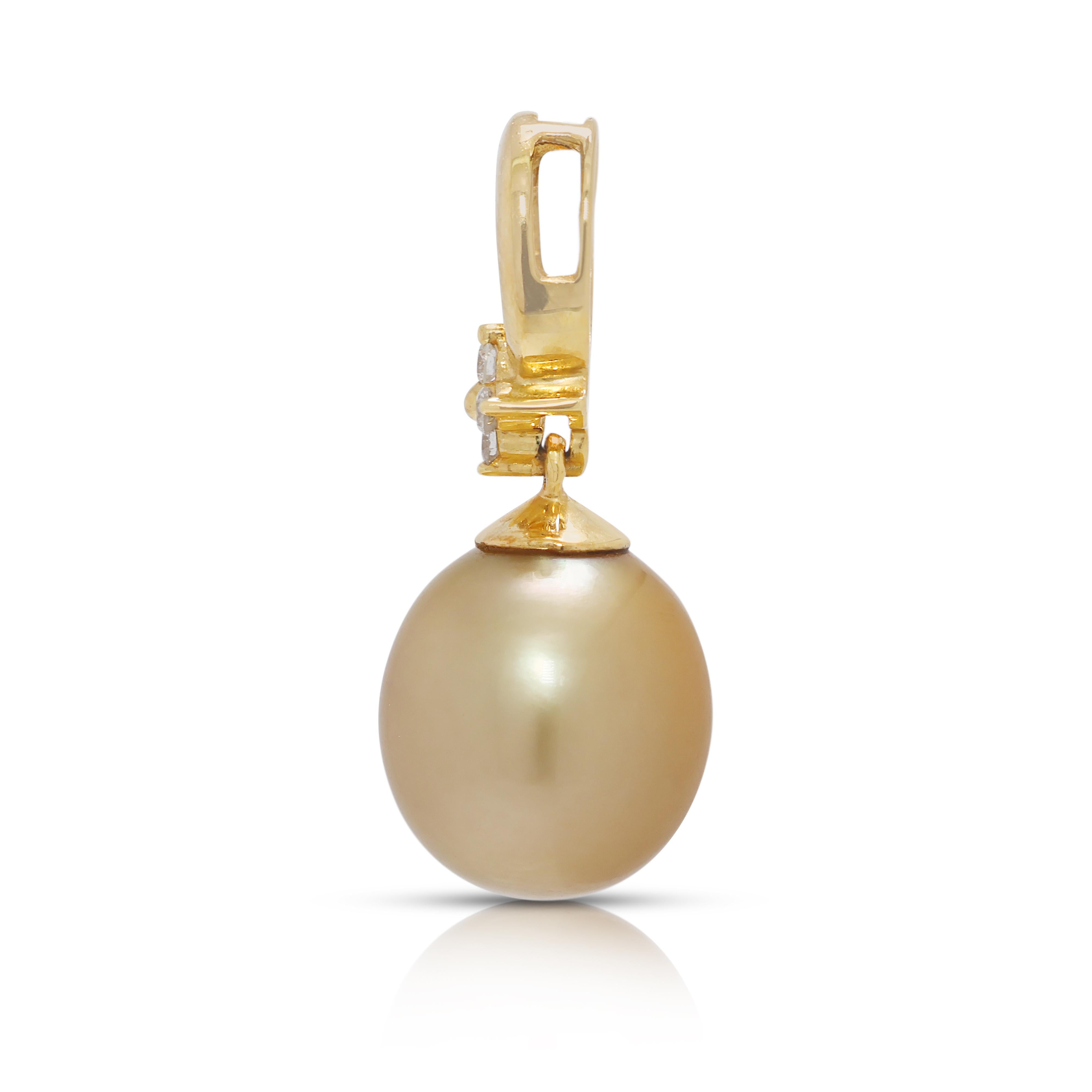 Women's Exquisite 9.7MM South Sea Pearl & 0.05ct Diamonds Pendant in 18K Yellow Gold For Sale