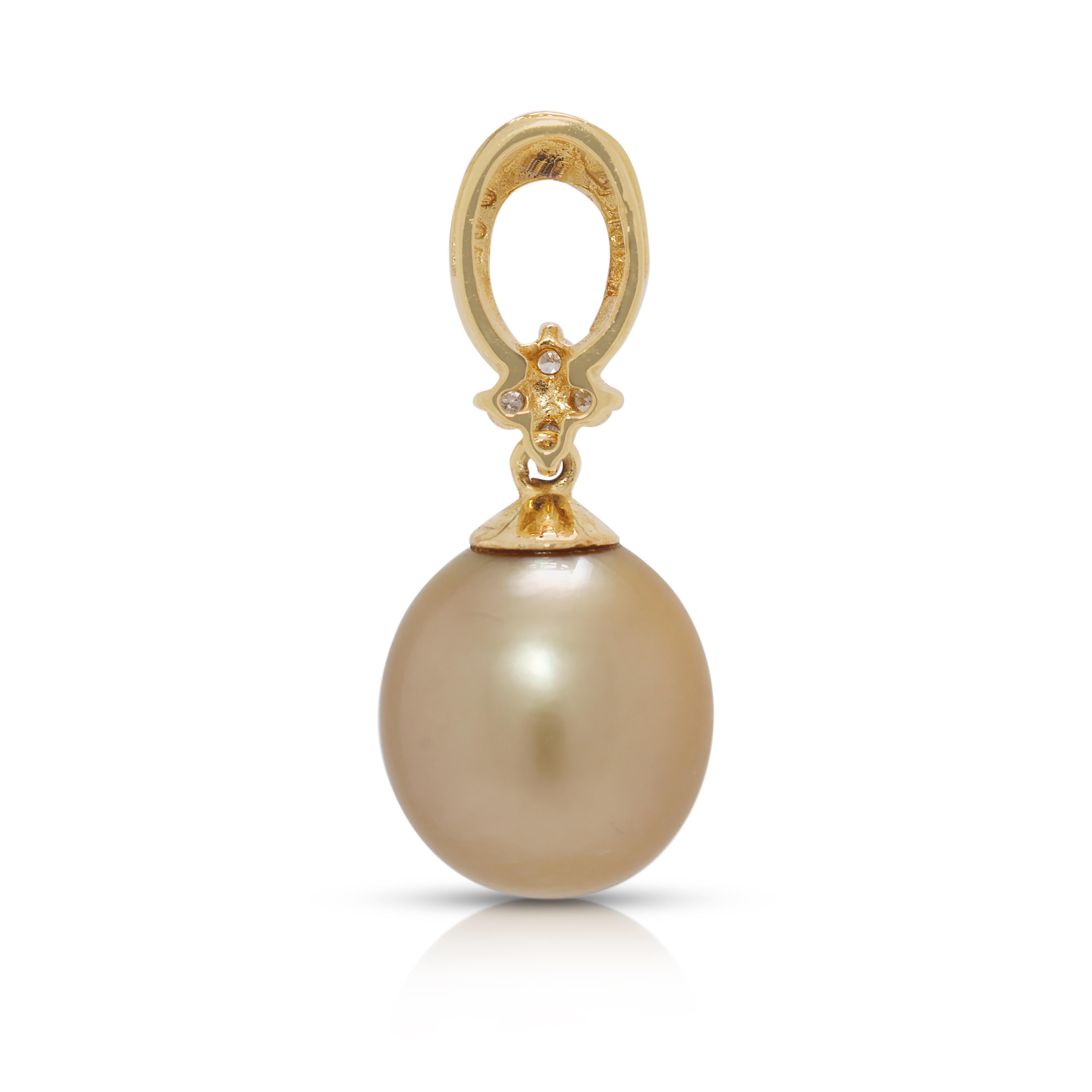 Exquisite 9.7MM South Sea Pearl & 0.05ct Diamonds Pendant in 18K Yellow Gold For Sale 1