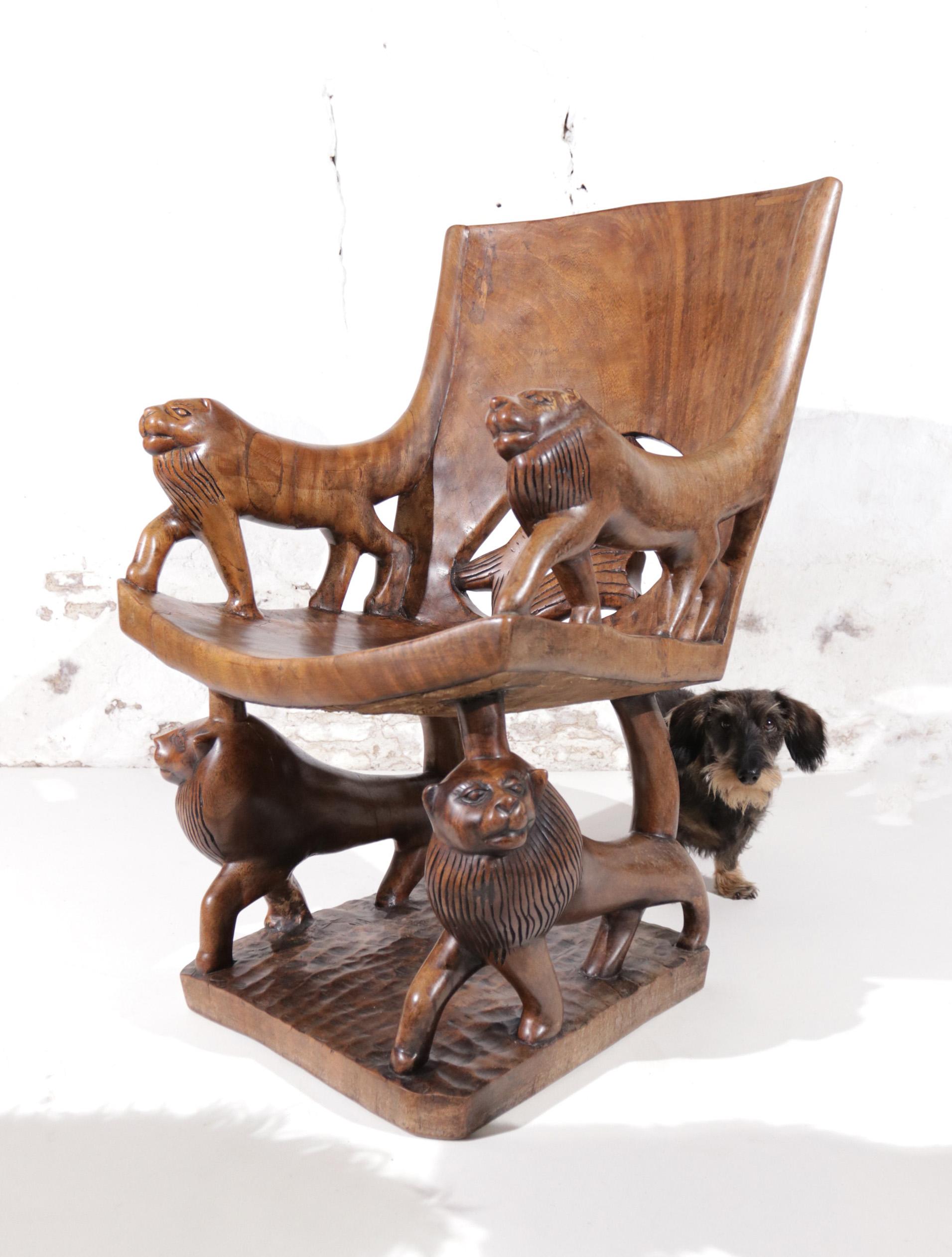 Trône de lion sculptural africain très exquis, fabriqué à partir d'un morceau de tronc en bois massif (probablement en teck) qui devait avoir une circonférence de plus de 1,5 mètre.
Nous avons également l'autre chaise provenant du même tronc