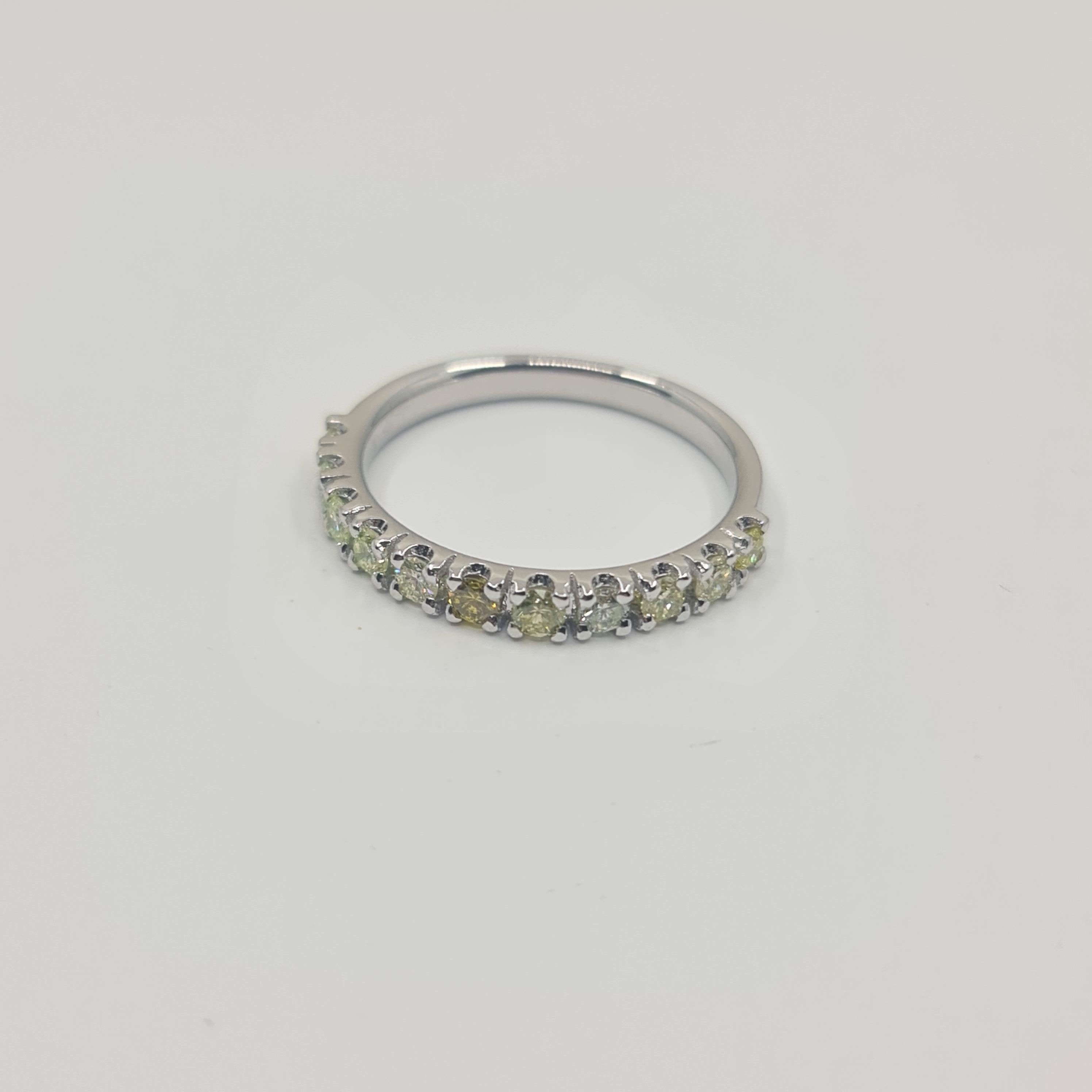 Exquisiter Alliance-Diamantring mit 0,57 Karat ausgefallenen grünen Brilliants 

Einzigartiger Ring aus 18k Weißgold mit grünen Diamanten im Brillantschliff. Hochglanzpoliert.   

4 C's:
Karat: 0,57
Farbe: Fancy Green - Fancy Vivid Green (behandelte