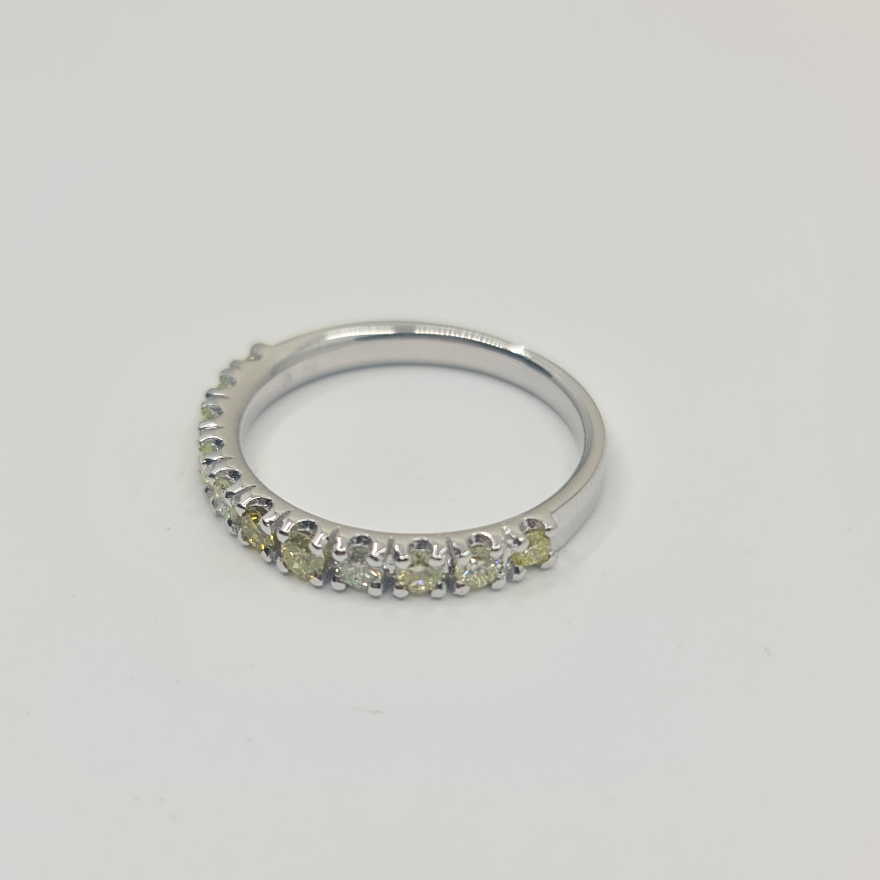 Modern Exquisite Alliance Diamond Ring with 0.57 Carat Fancy Green Brilliants  For Sale