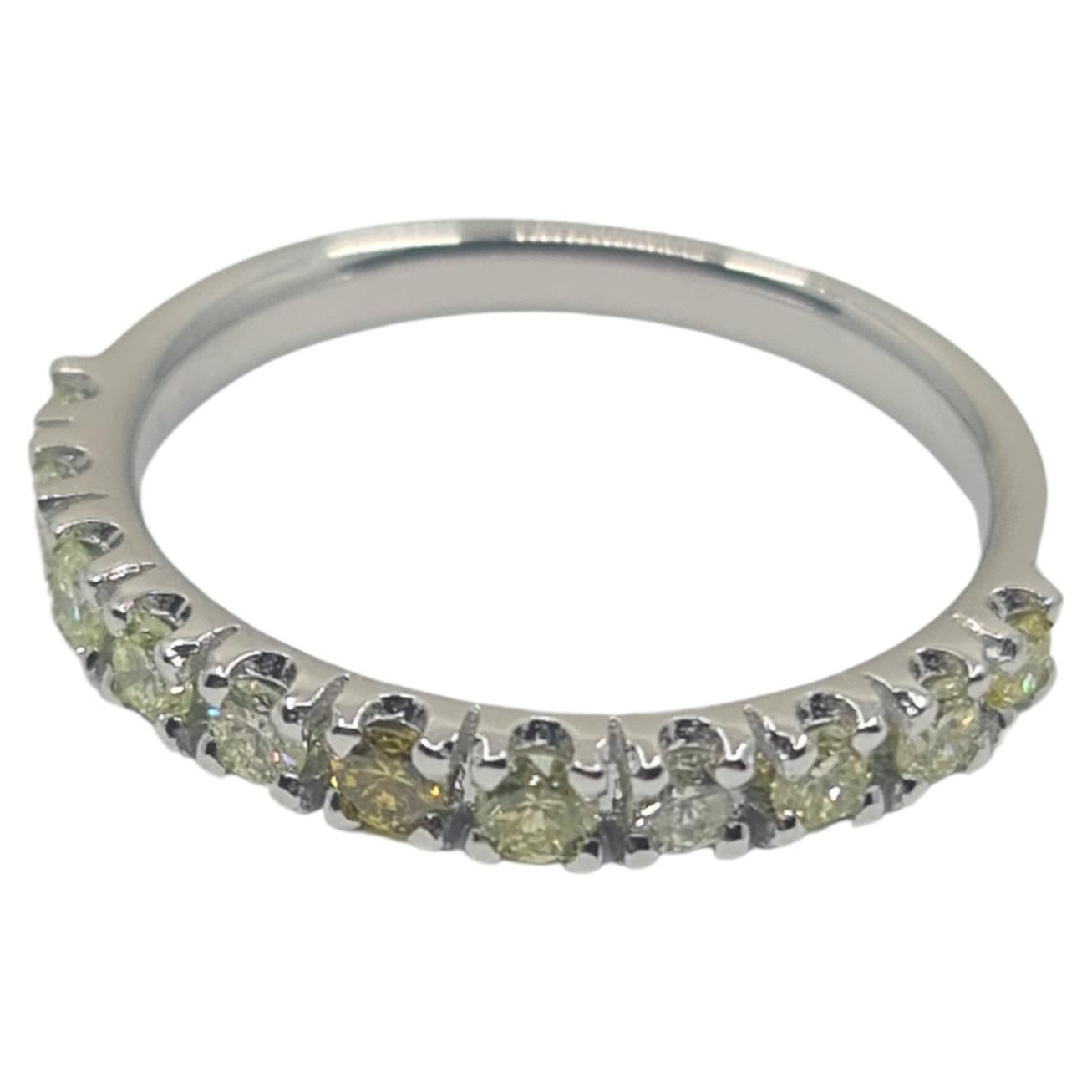 Exquisite Alliance Diamond Ring with 0.57 Carat Fancy Green Brilliants  For Sale