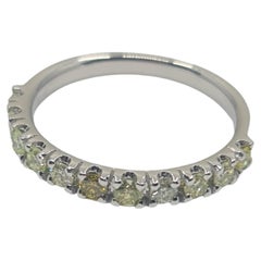 Exquisite Alliance Diamond Ring with 0.57 Carat Fancy Green Brilliants 