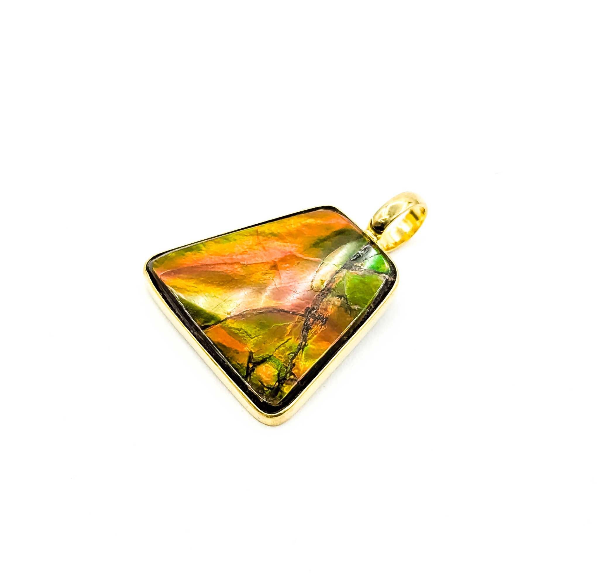 Artisan Pendentif exquis en ammolite avec lunette en or jaune 18k en vente