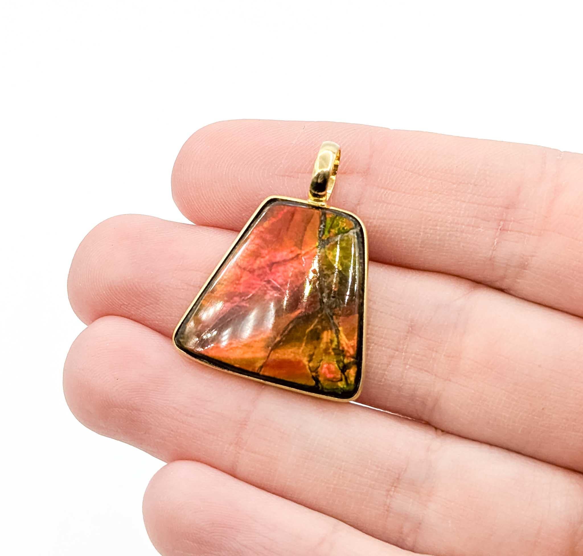 Pendentif exquis en ammolite avec lunette en or jaune 18k Excellent état - En vente à Bloomington, MN