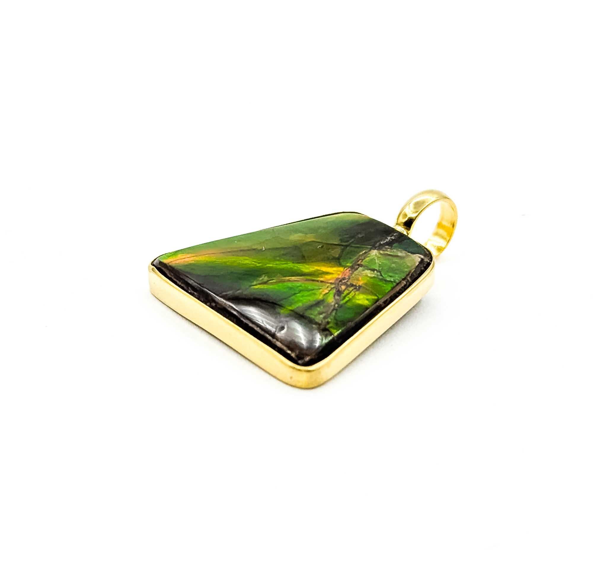 Pendentif exquis en ammolite avec lunette en or jaune 18k en vente 1