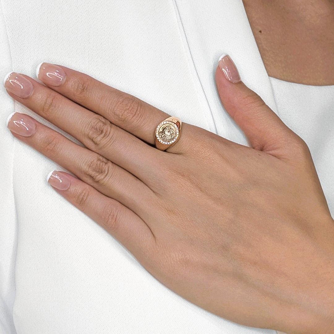 Dieser außergewöhnliche Ring verbindet Geschichte mit Luxus und zeigt eine authentische antike griechische Löwen-Hemidrachme als Herzstück. Rund um die Münze funkeln 27 natürliche, runde Brillanten (insgesamt 0,13 ct, Farbe H, Reinheit VS) und