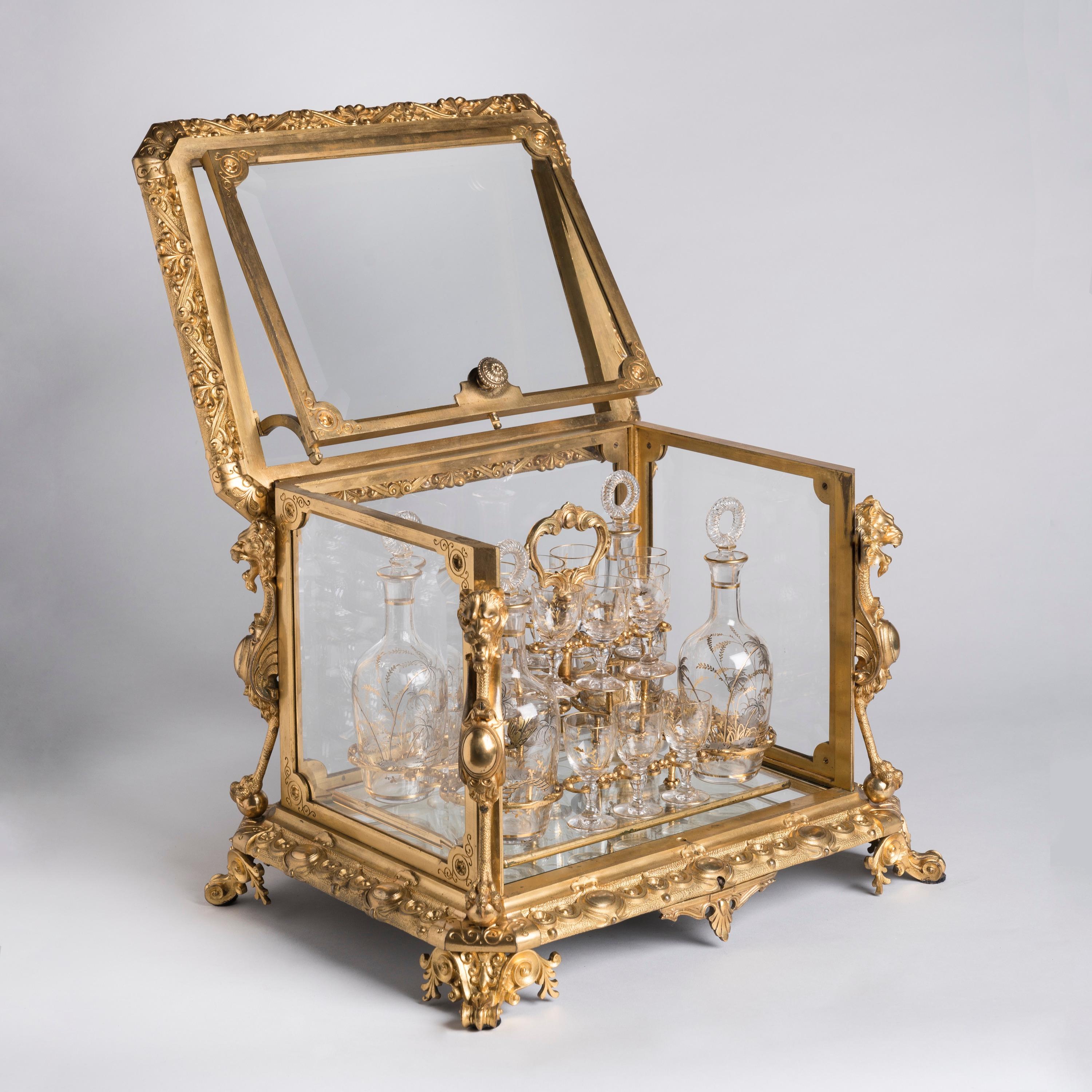 Una Exquisita y Completa Cave à Liqueur Francesa Montada en Ormolu

El armazón es de bronce dorado con detalles bien fundidos y cincelados a mano; los laterales y la parte superior están decorados con paneles de cristal biselado; se apoya en pies