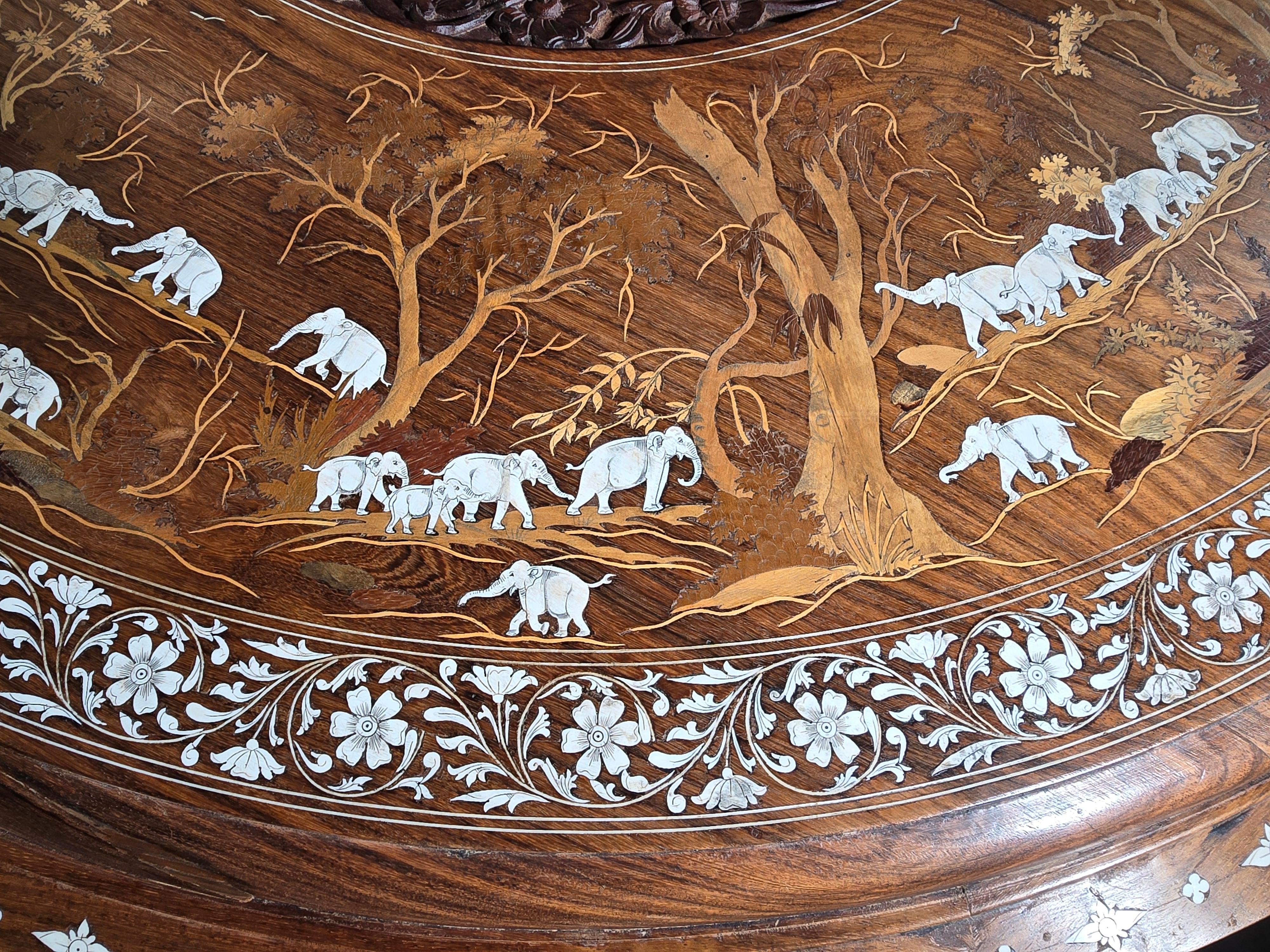Introducing an Exquisite Anglo-Indian Table from the Late 19th Century!

This elegant Anglo-Indian table, crafted from exotic woods including palo santo, purpleheart, sandalwood, and ivory, is a true masterpiece from the late 19th century. It