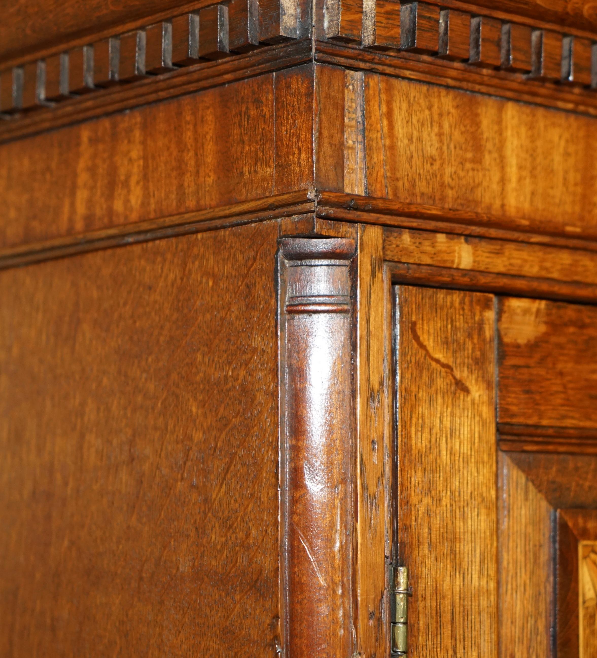 EXQUISITE ANTiQUE 1800 SHERATON INLAID HOUSEKEEPERS CUPBOARD WARDROBE DRAWERS im Zustand „Gut“ im Angebot in West Sussex, Pulborough