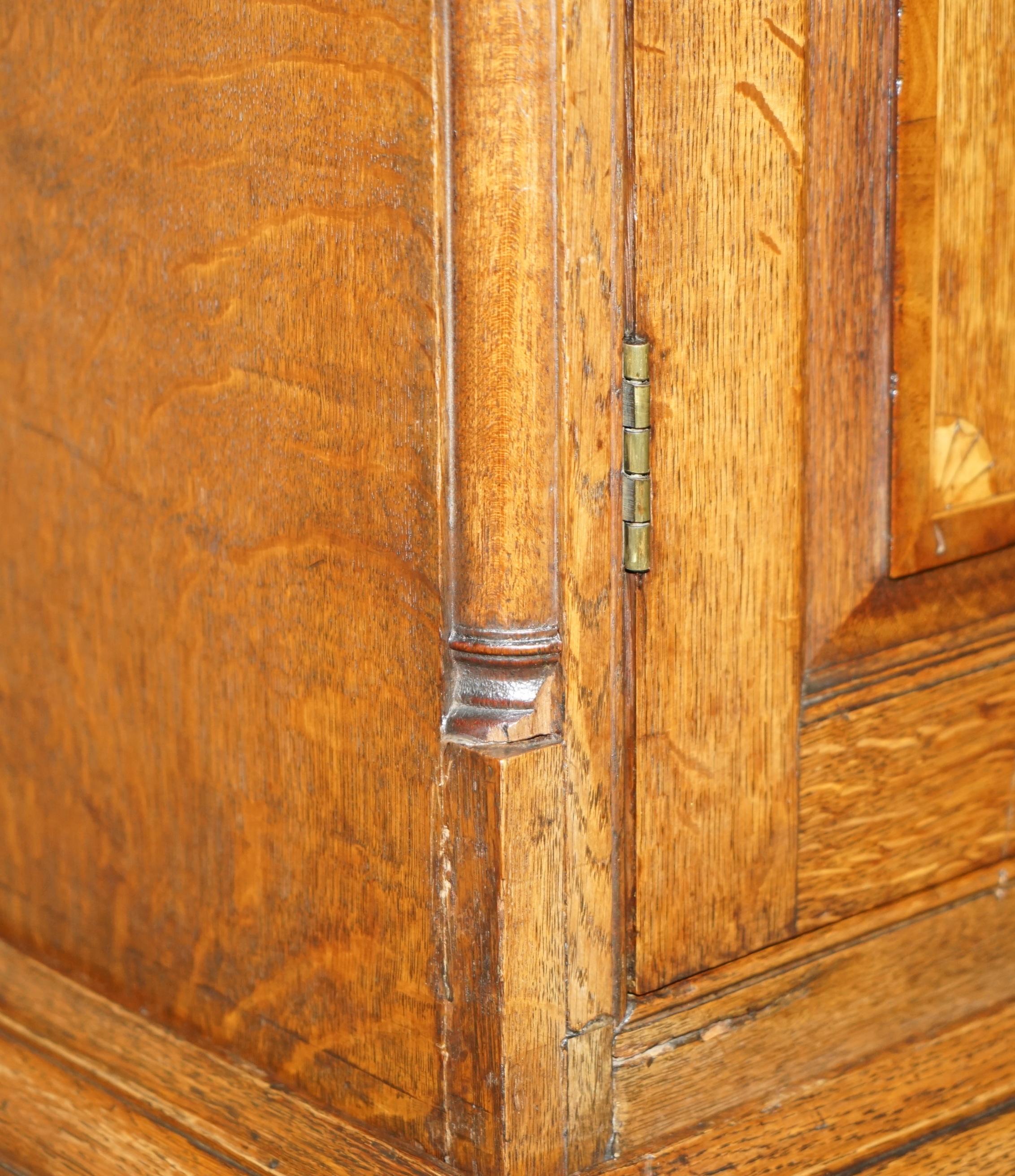 EXQUISITE ANTiQUE 1800 SHERATON INLAID HOUSEKEEPERS CUPBOARD WARDROBE DRAWERS (Frühes 19. Jahrhundert) im Angebot