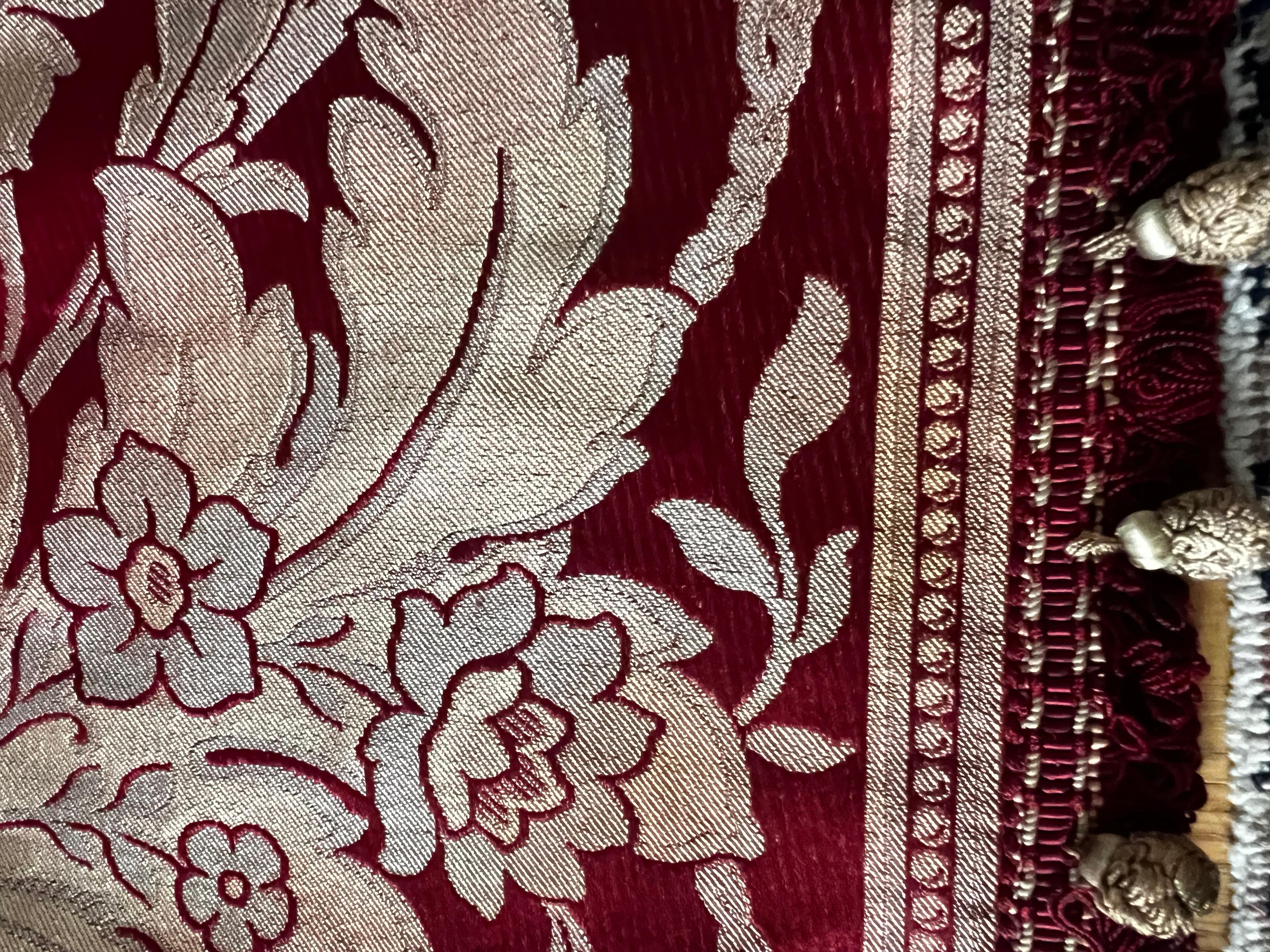 Hand-Woven Exquisite antique 18th century Venetian 100% Silk Fabric For Sale