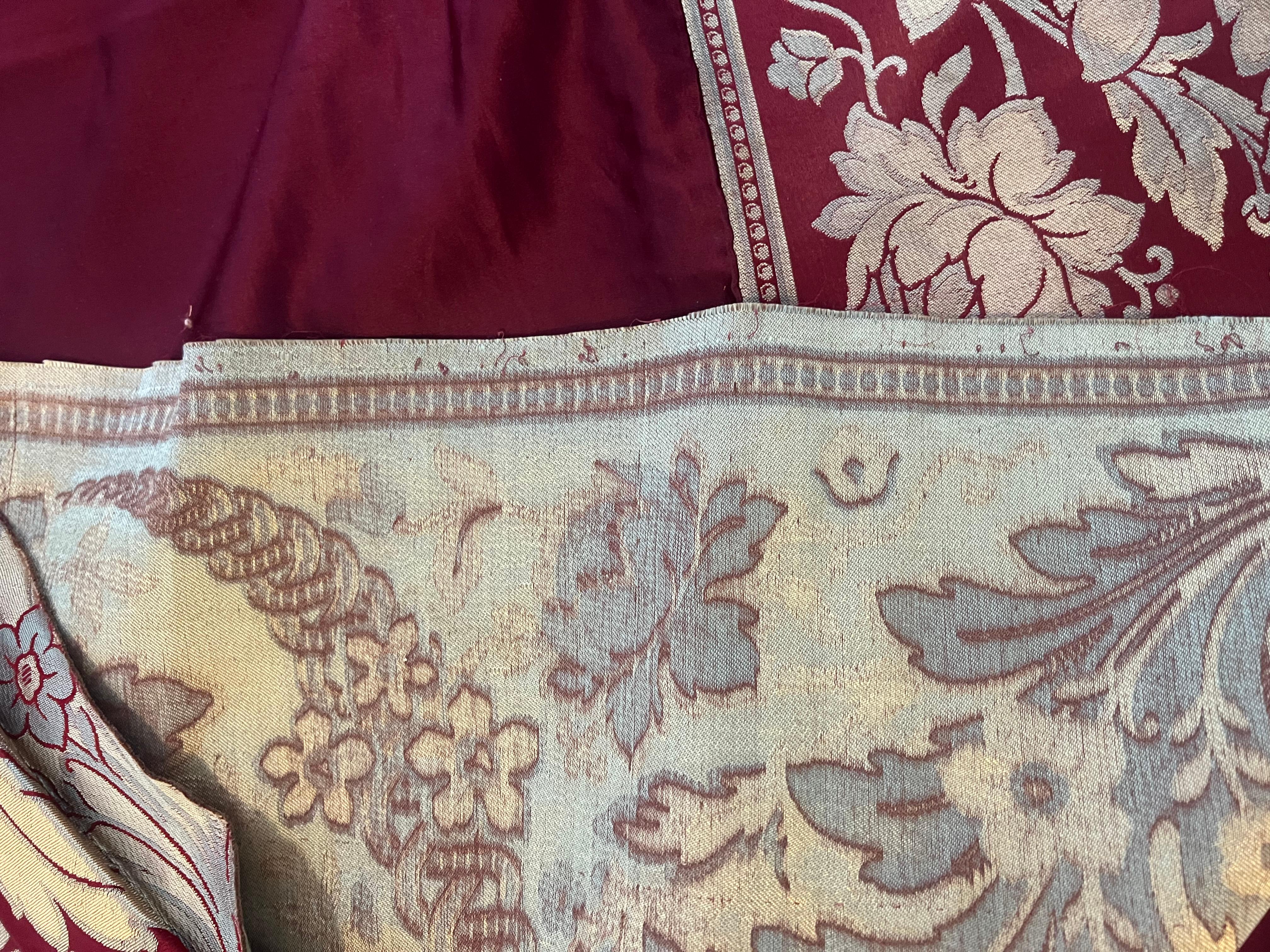 Exquisite antique 18th century Venetian 100% Silk Fabric In Excellent Condition For Sale In Doha, QA