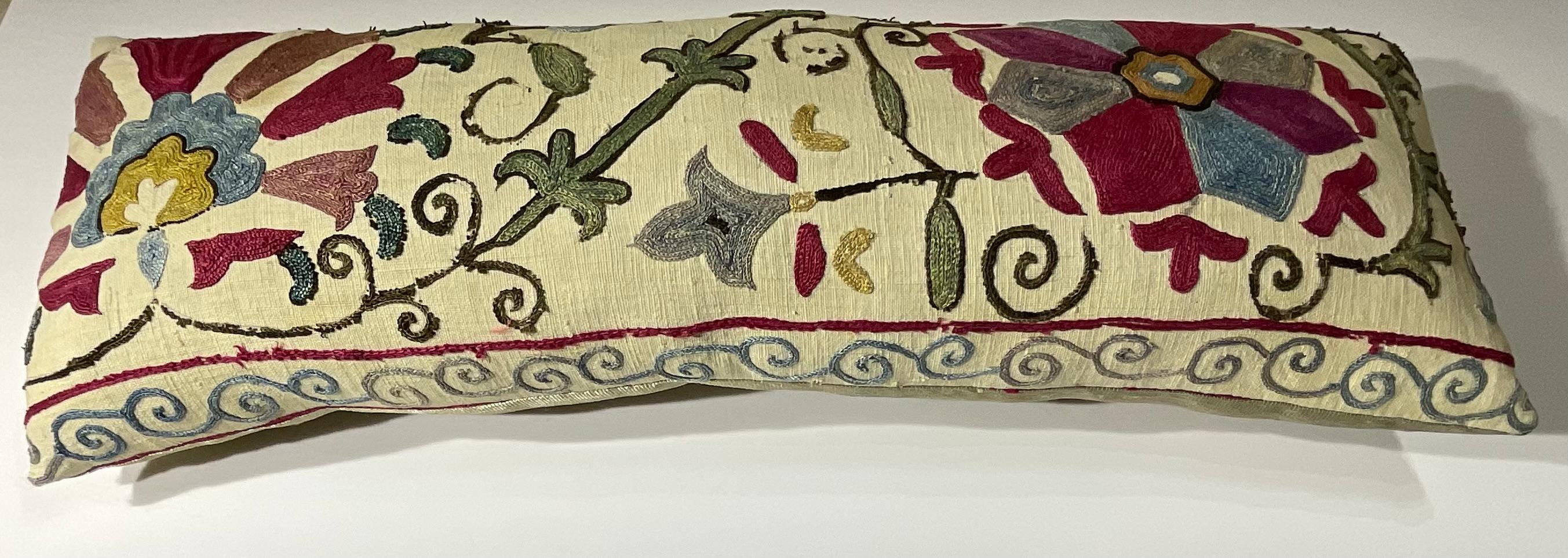Exquis coussin ancien du 19e siècle brodé à la main à la manière de Suzani en vente 3