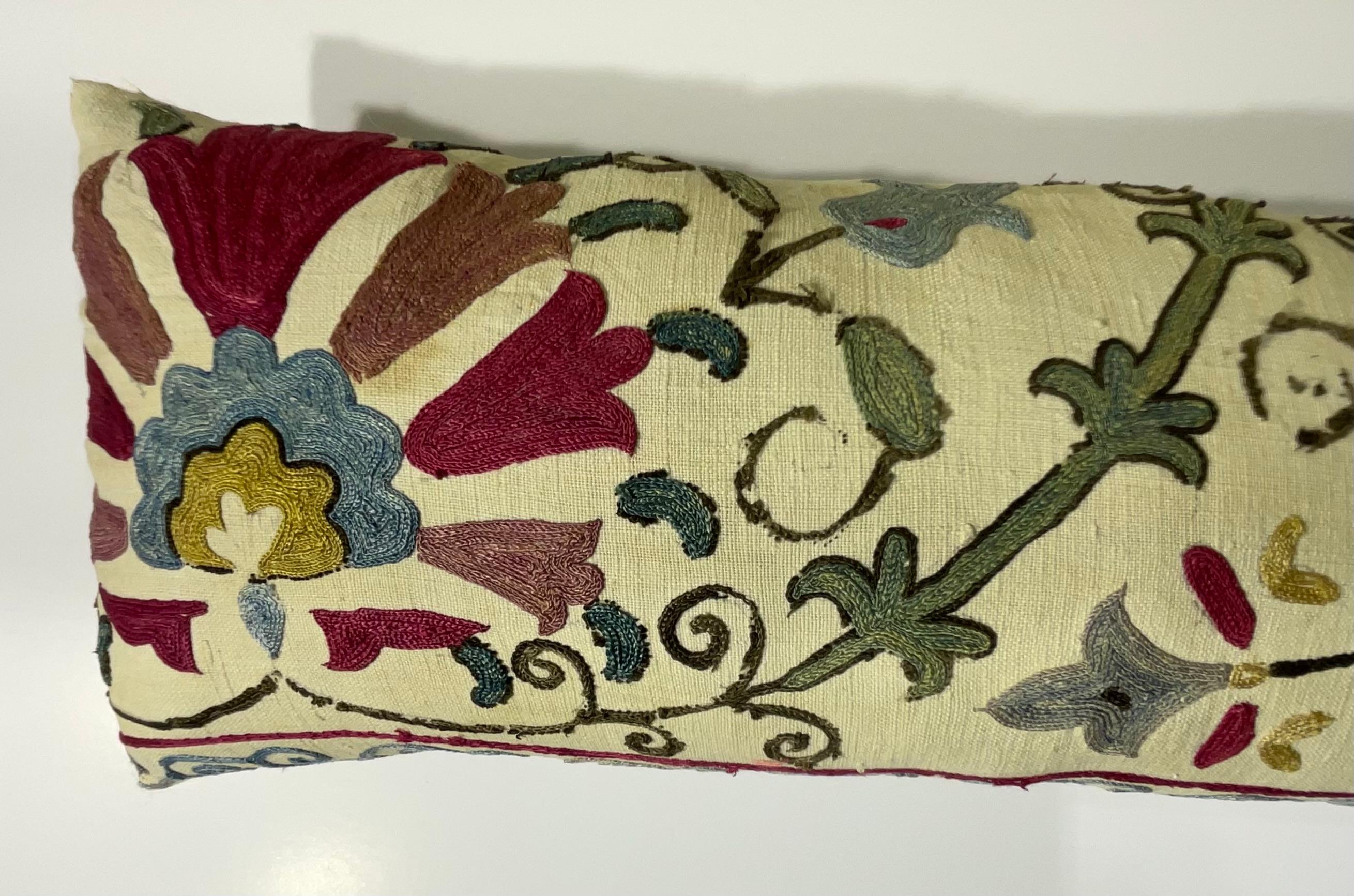 Exquis coussin ancien du 19e siècle brodé à la main à la manière de Suzani en vente 4