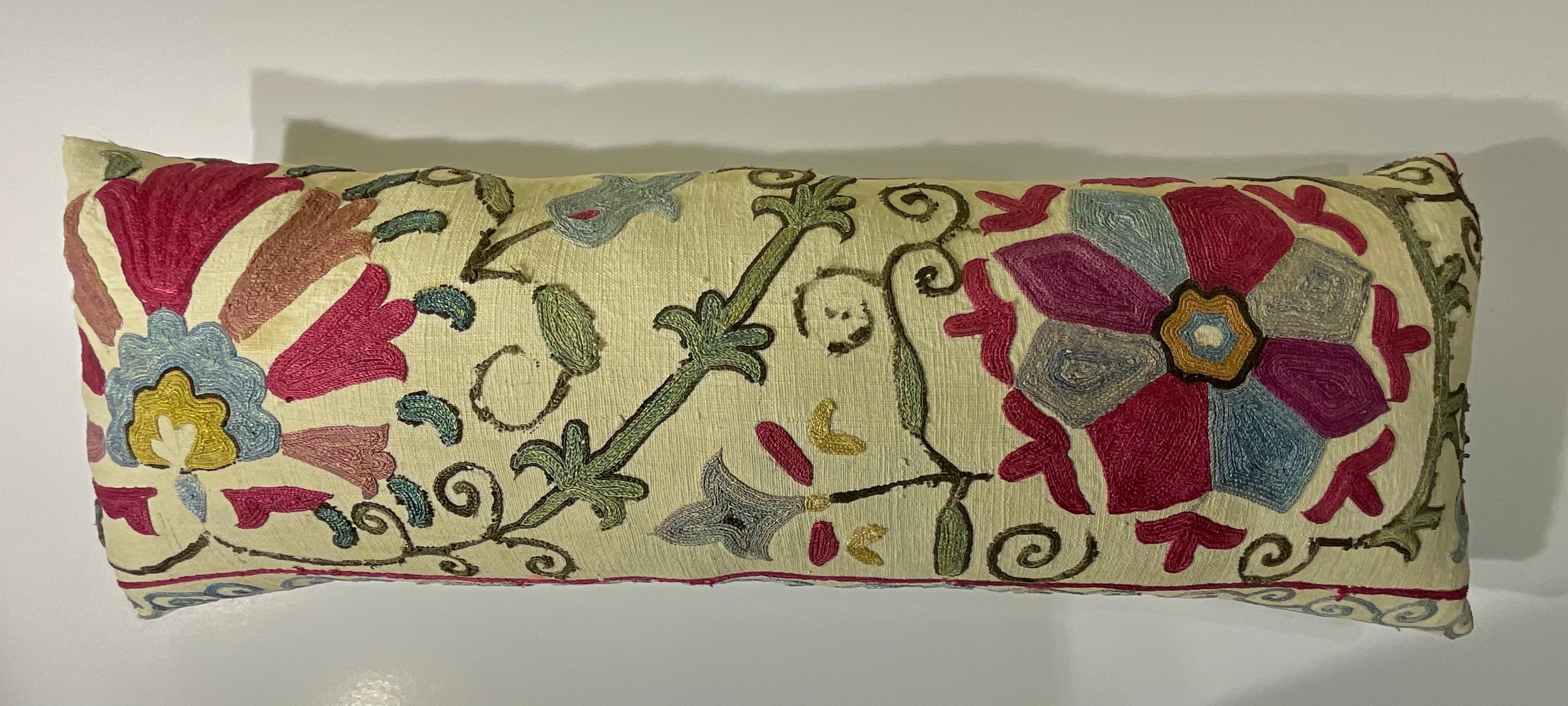 Exquis coussin ancien du 19e siècle brodé à la main à la manière de Suzani en vente 5